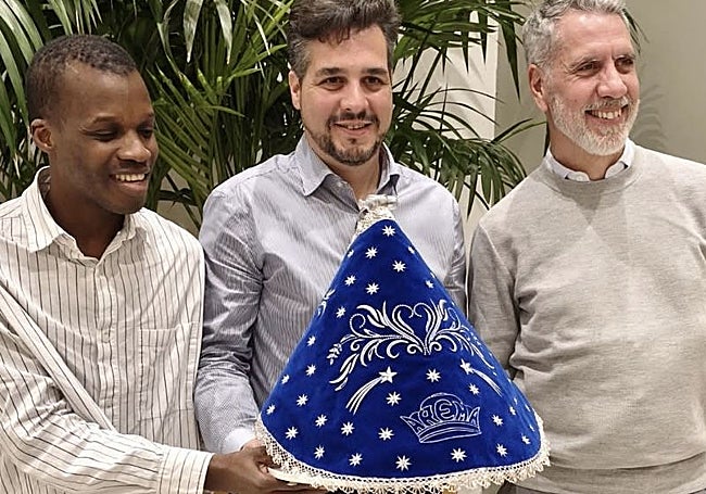 Miembros de Arema junto al manto que la asociación regalará a la imagen mariana pequeña del Santuario.