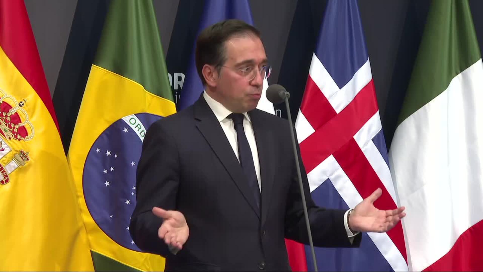 Albares defiende sanciones individuales y un embargo de armas a Israel