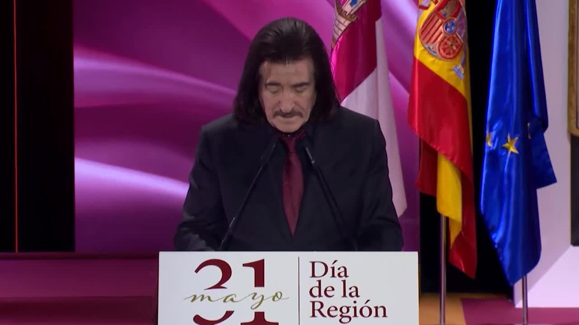Luis Cobos y Alejandro Arellano reciben con gratitud la Medalla de Oro