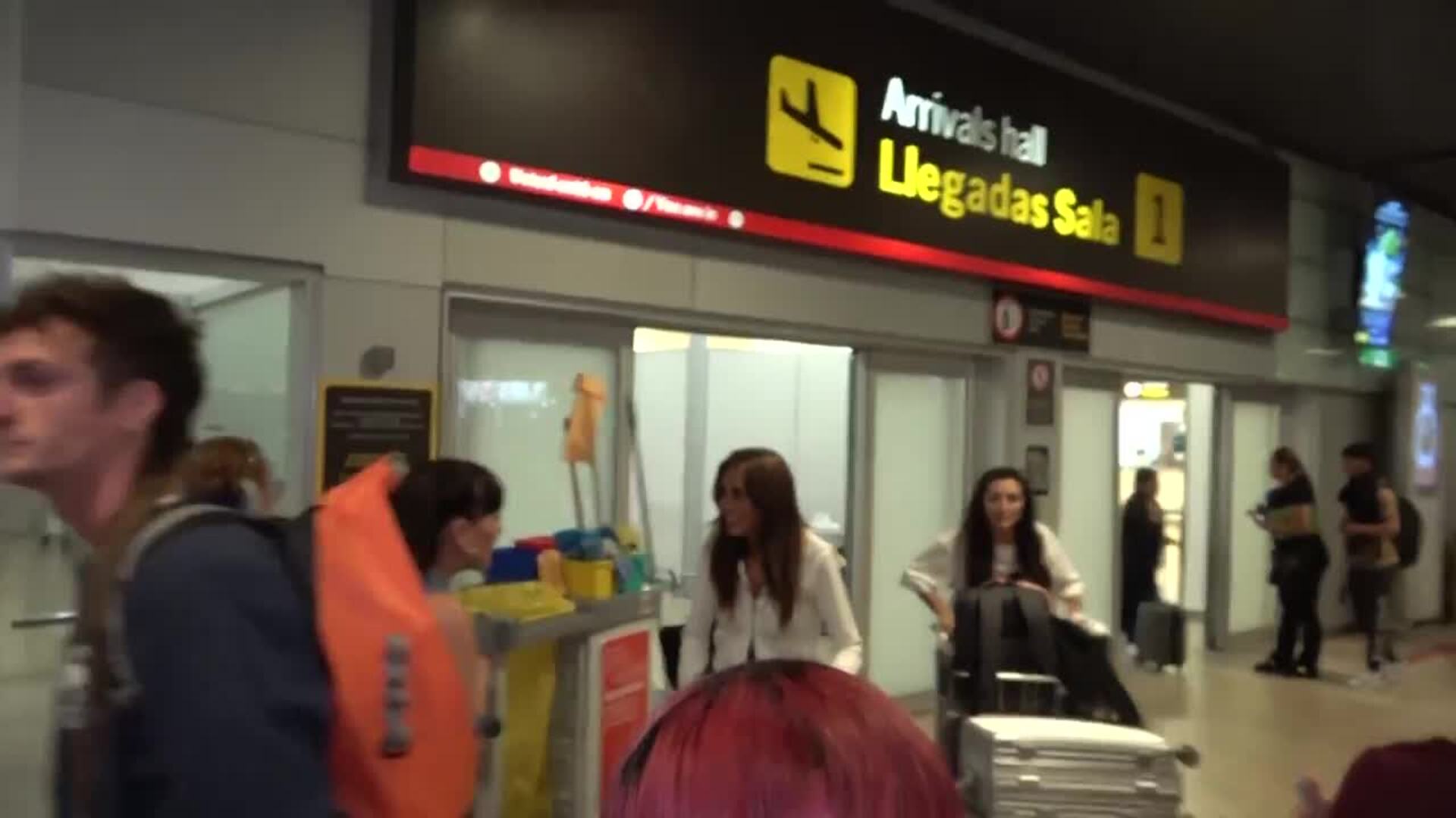 Carmen Alcayde llega a España con una gran sonrisa tras su expulsión de 'Supervivientes'