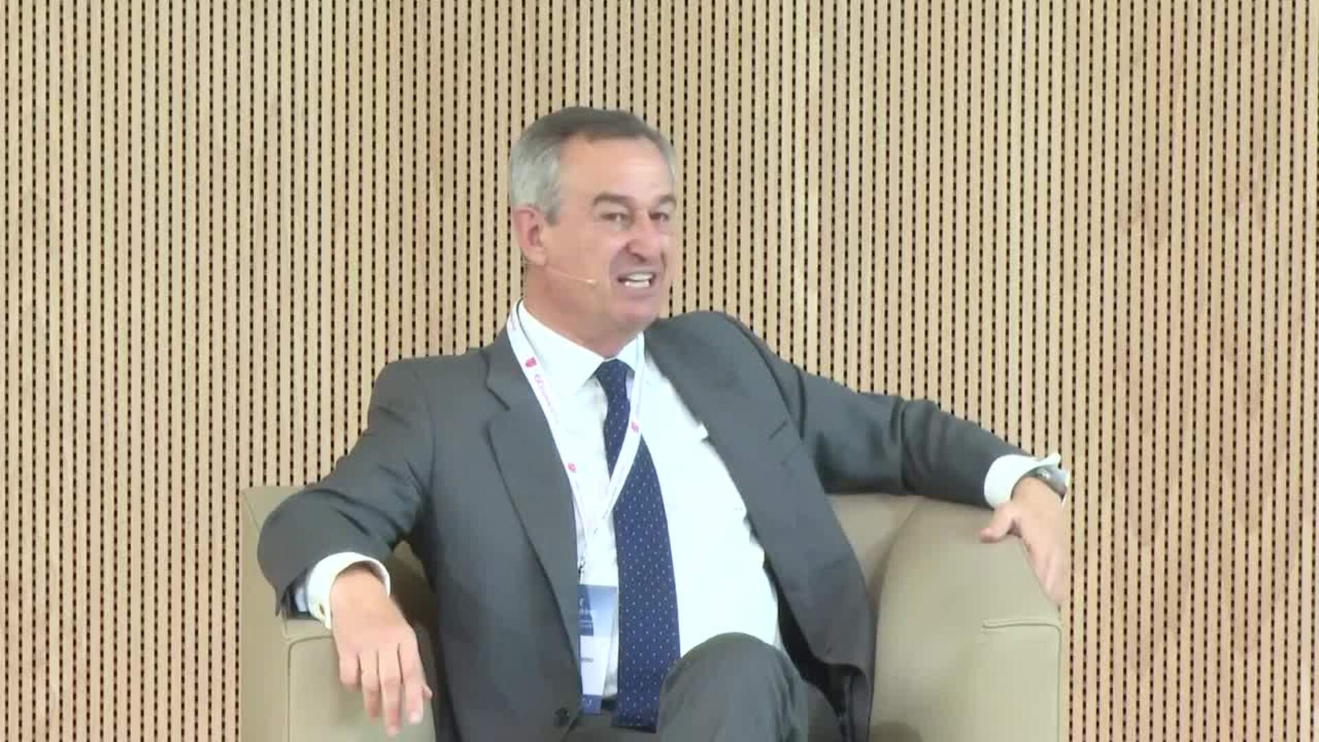 González-Bueno dice que fusiones bancarias son deseables hasta que afectan a "interés general"