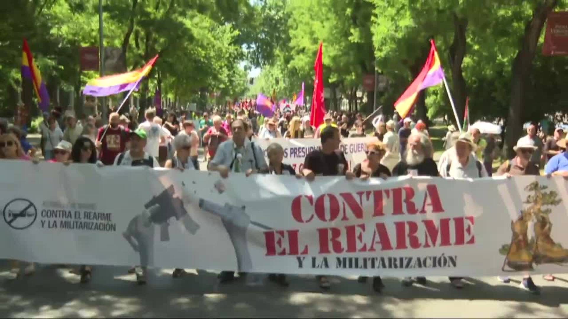 Una manifestación contra el rearme militar recorre las calles de Madrid