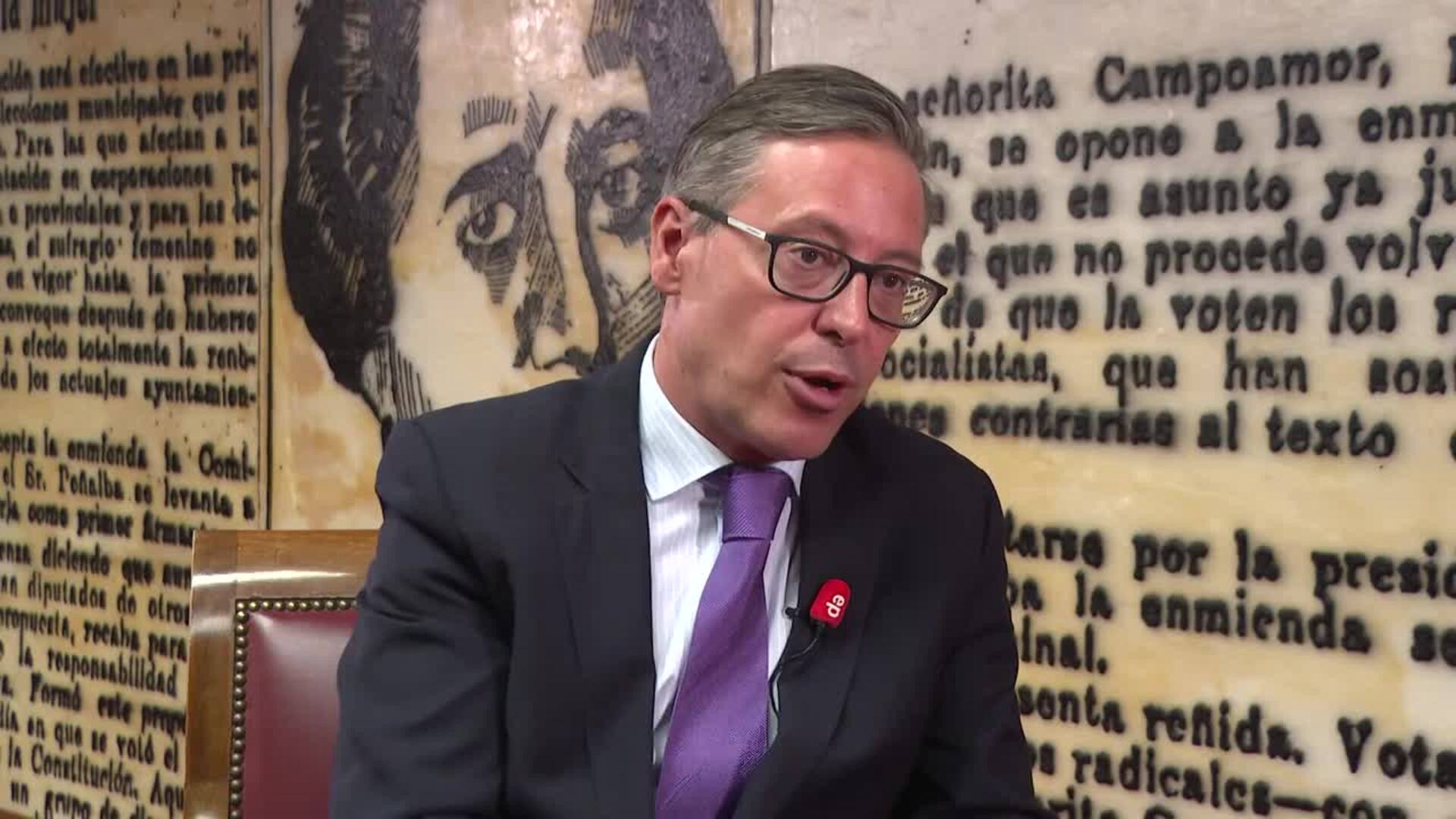 Serrano: "Sánchez sabe que si deja Moncloa lo más seguro es que vaya esposado o imputado"