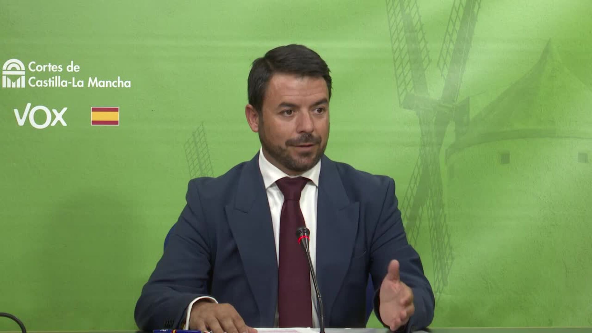 Vox tacha de "paripé" la postura de Page sobre el acuerdo de financiación