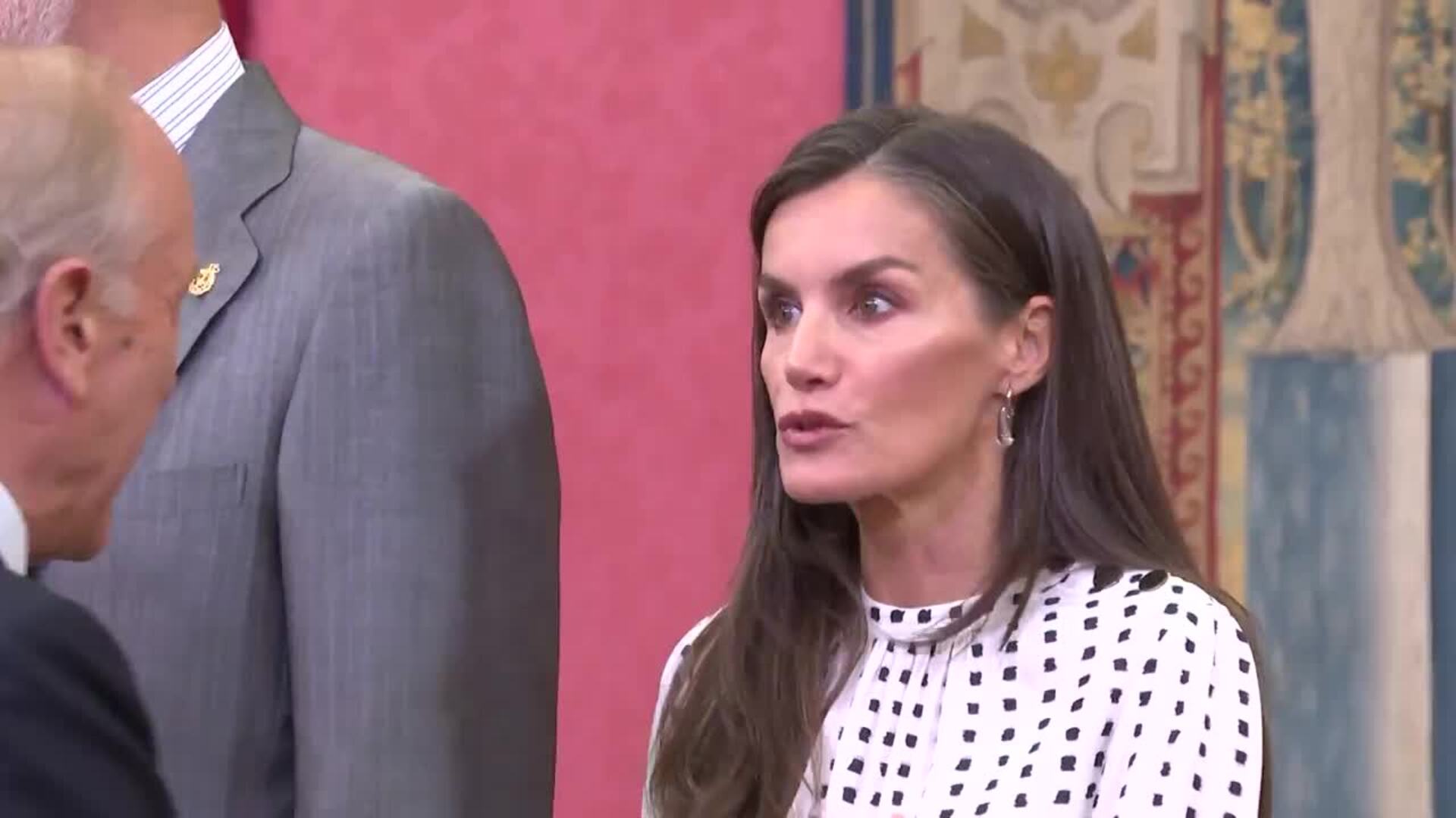 La reina Letizia rescata su vestido de 'falsos' lunares en su encuentro con Alicia Koplowitz
