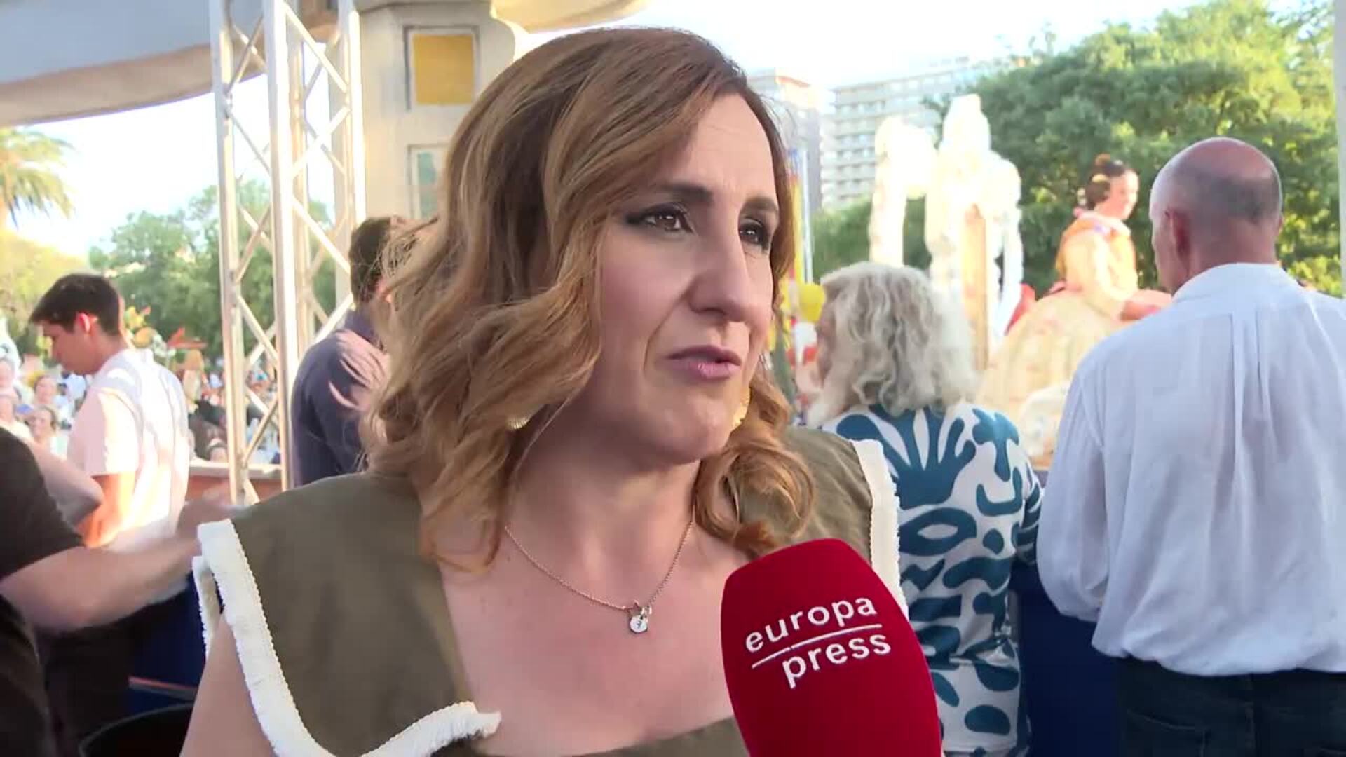 30 carrozas desfilan este domingo en la "histórica" Batalla de Flores de València