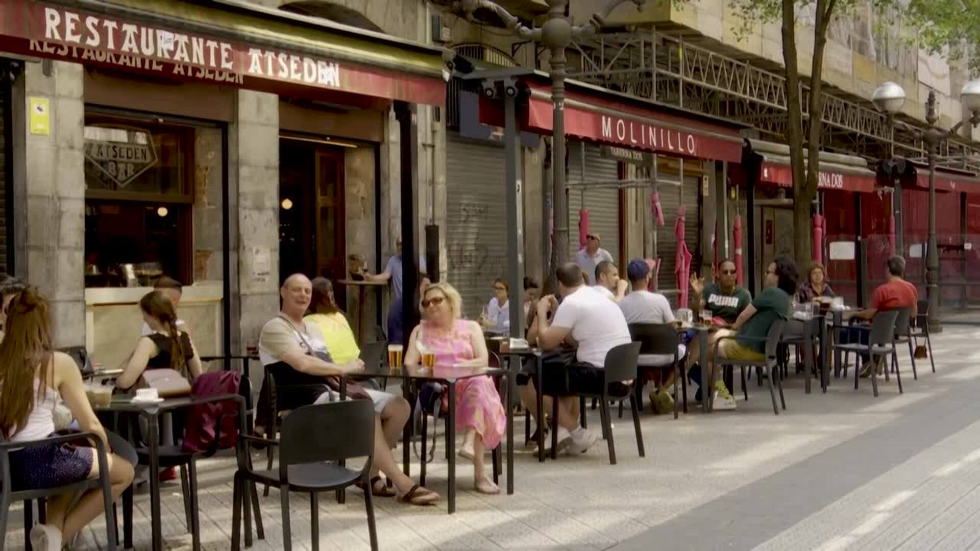 El paro baja en 1.357 personas en julio, hasta los 2,4 millones