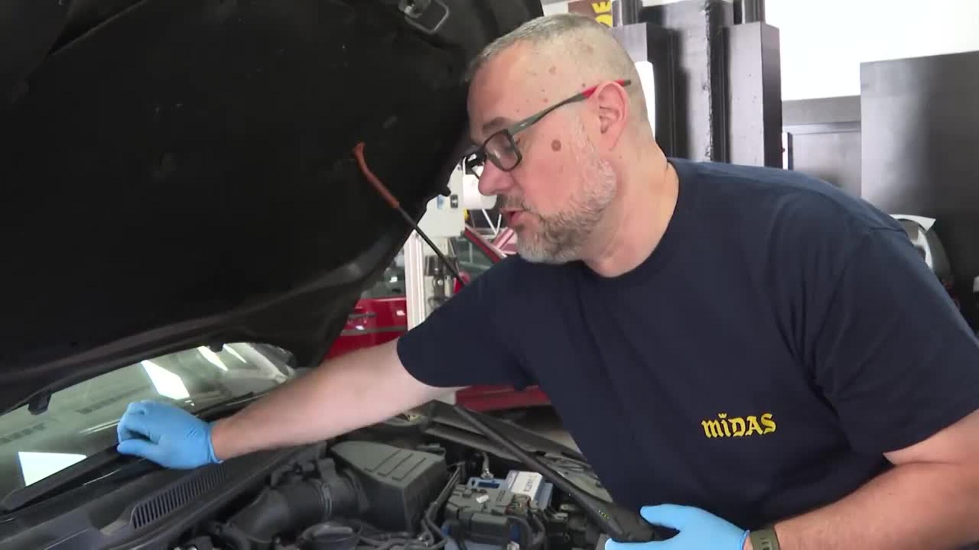 Mirar nivel de anticongelante, y un buen estado del neúmatico, claves para conducción eficiente