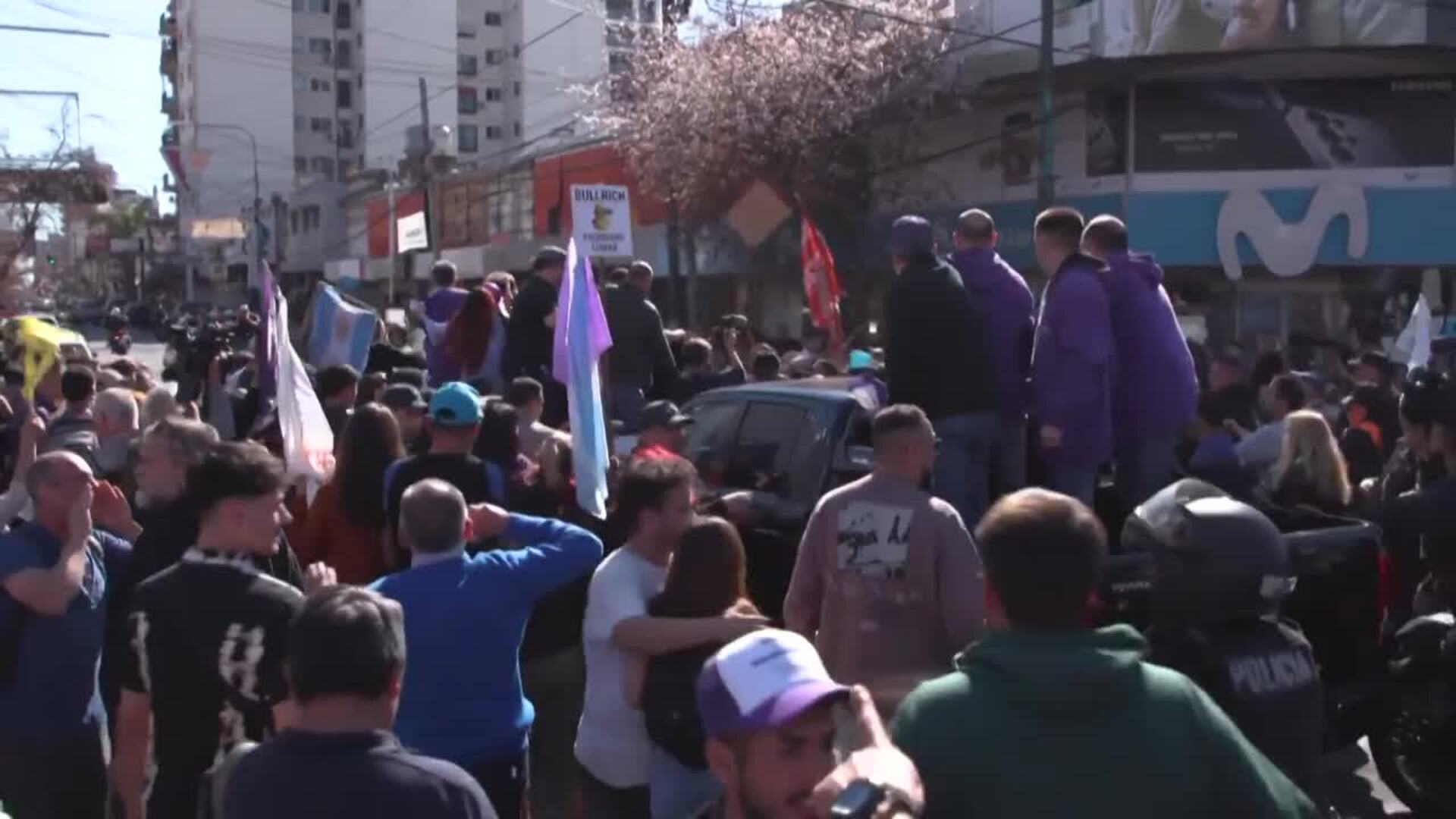 Milei niega acusaciones de corrupción después de ser evacuado de una caravana electoral