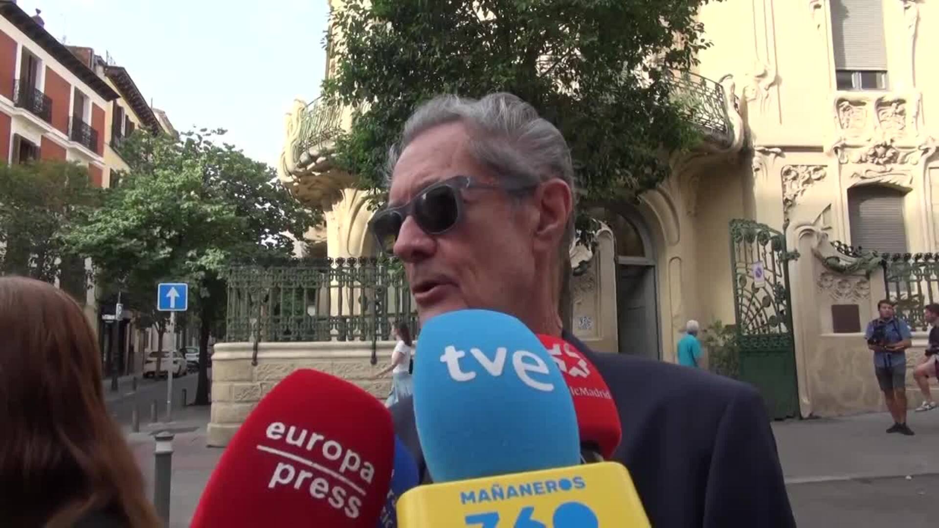 Sus canciones, lágrimas y mucha emoción en la multitudinaria despedida de Manuel de la Calva