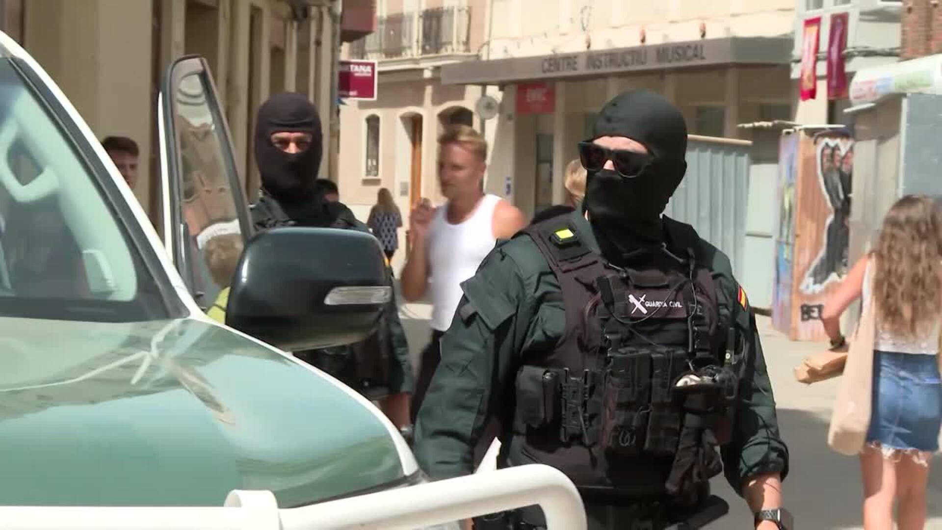 Buscan a un hombre por disparar tres tiros a un vecino en Alfafar en plena calle