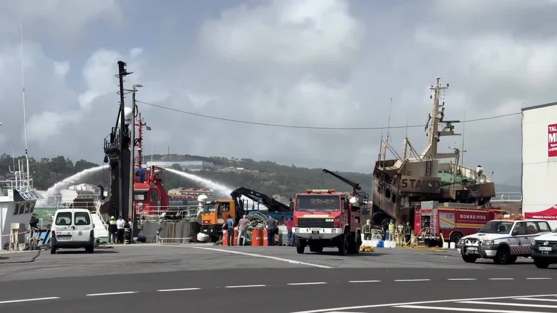 Continúan los trabajos de extinción del buque Awadi, que arde en el puerto de Ribeira