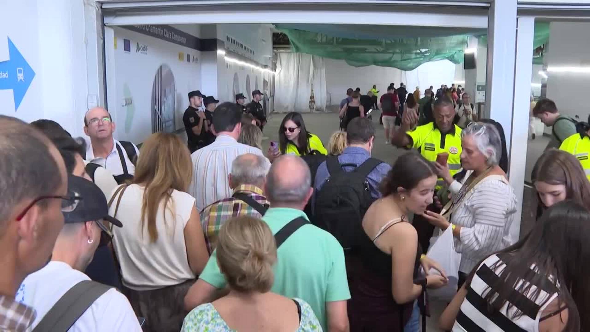 Paradas y retrasos en los trenes tras una caída de los servidores informáticos de Adif