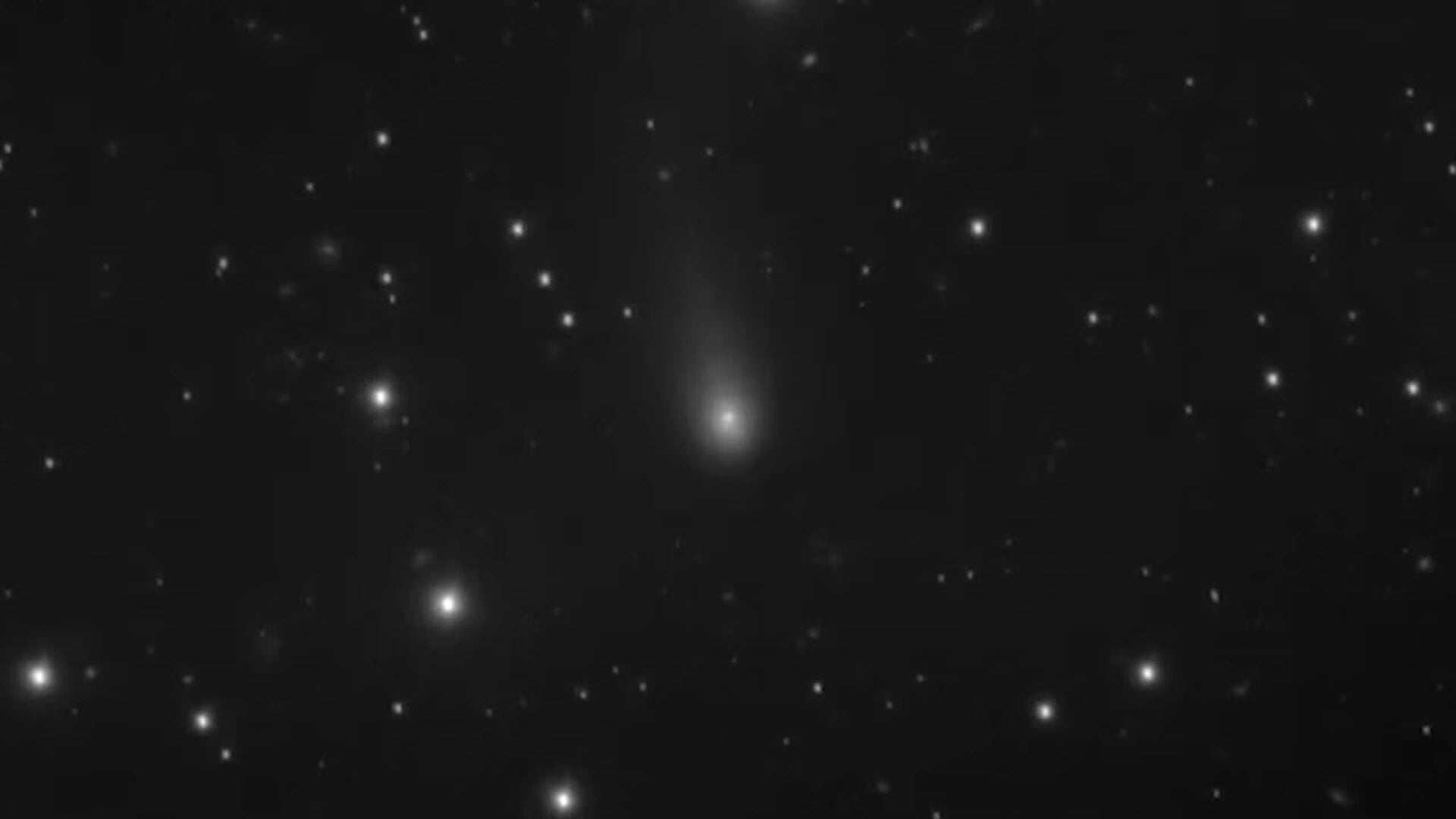 Impactante imagen de la creciente cola del cometa interestelar 3I/ATLAS