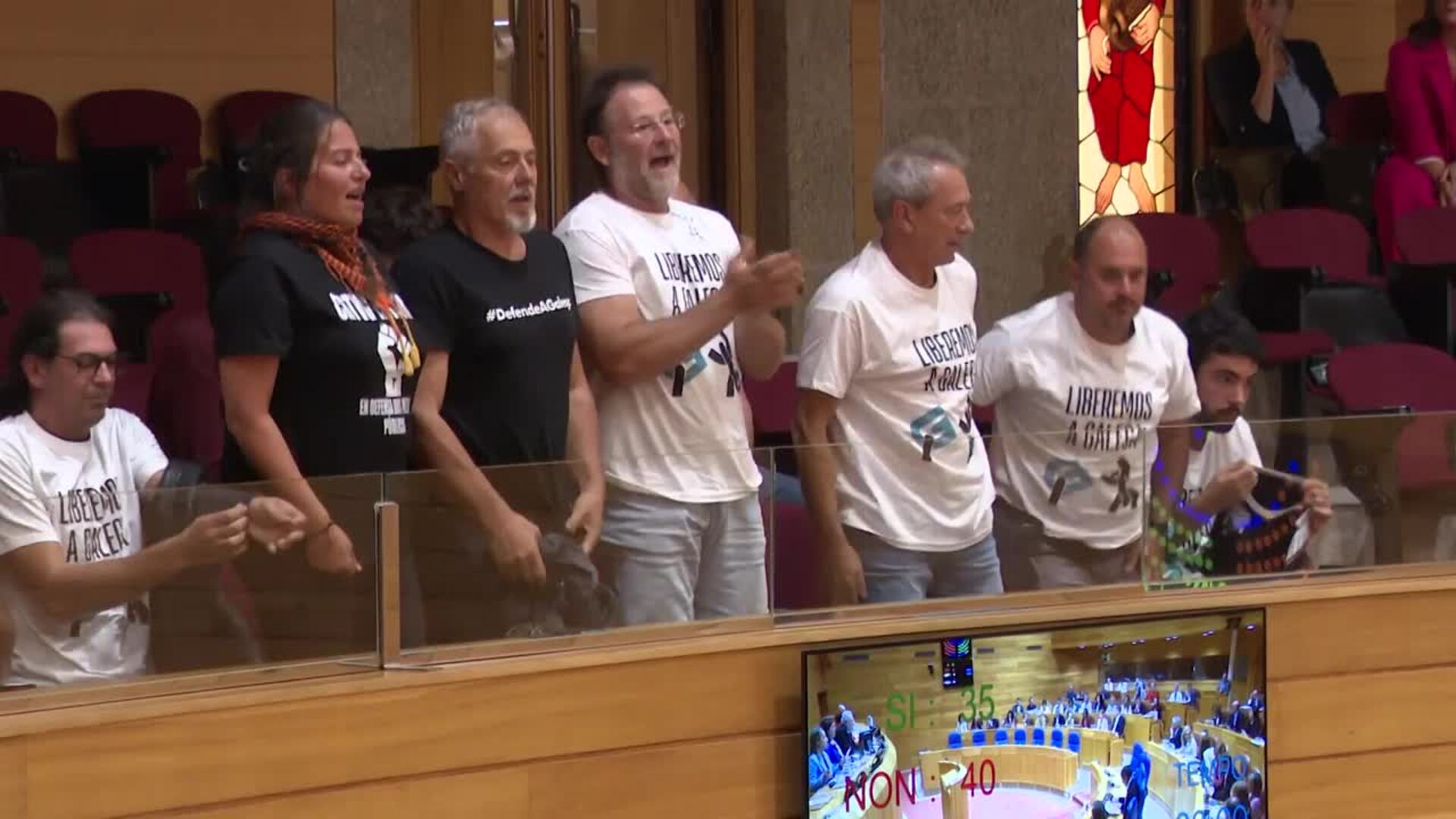 Plaraforma 'Por unha CRTVG ao Servizo do Pobo' lanza proclamas desde la bancada del Parlamento