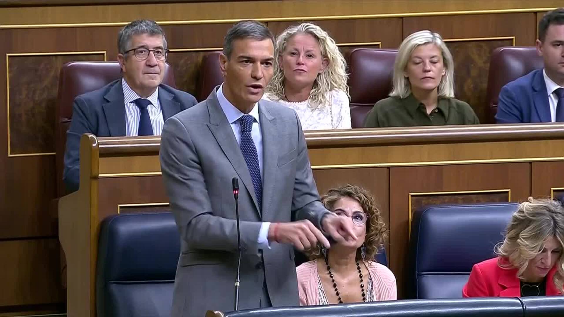 Feijóo dice que a Sánchez "solo le mueve el miedo" y el presidente presume de Gobierno limpio