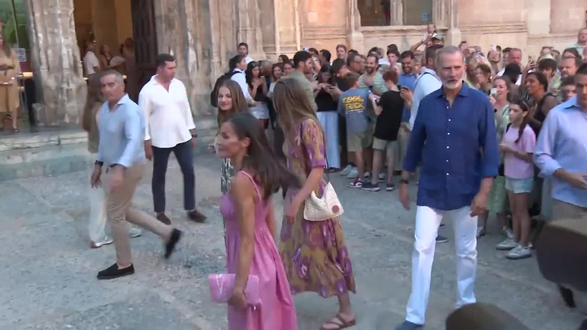 La Reina Letizia deslumbra en su vuelta al trabajo de estreno y presumiendo de moreno
