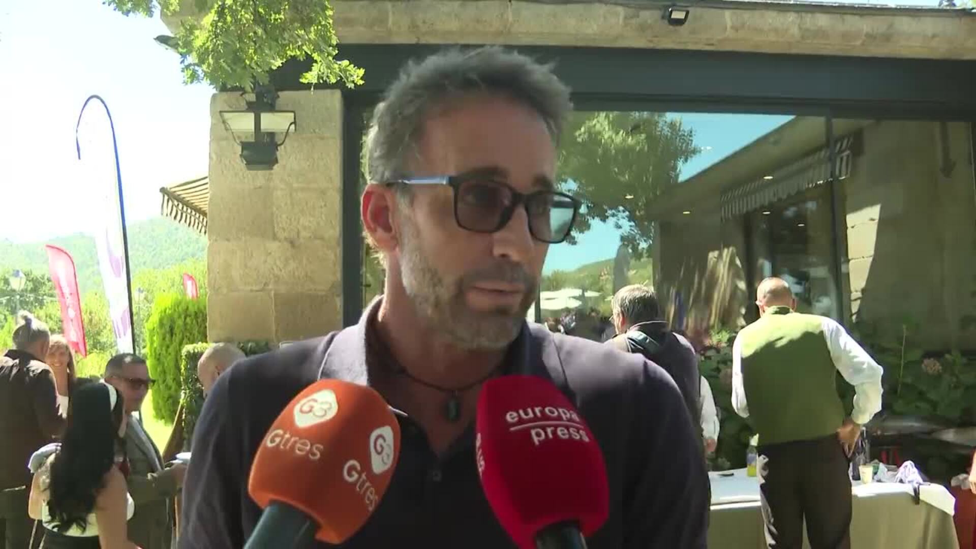 Álvaro Muñoz Escassi reaparece ante las cámaras tras acudir al juzgado a declarar en muletas