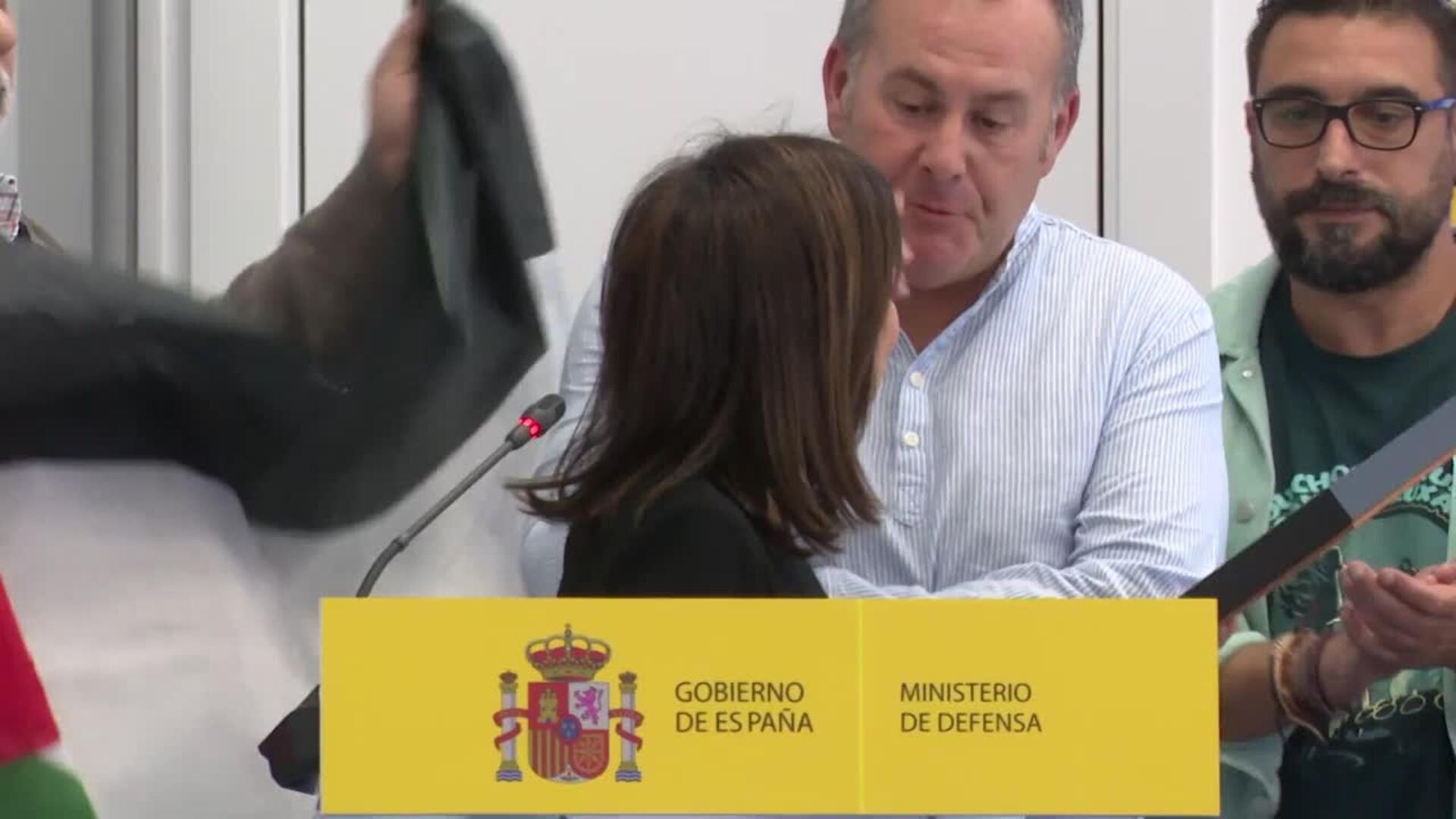 Un miembro del comité saca la bandera Palestina durante el discurso de Robles en Navantia