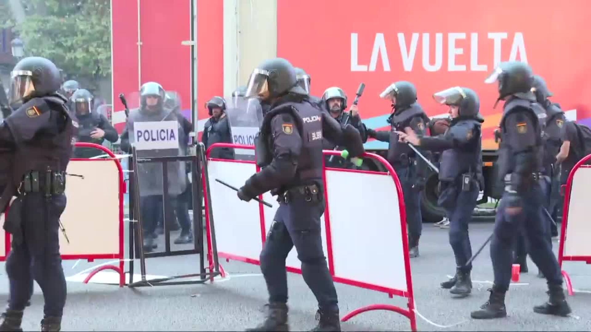Manifestantes aplauden al enterarse de la suspensión de la última etapa de La Vuelta Ciclista