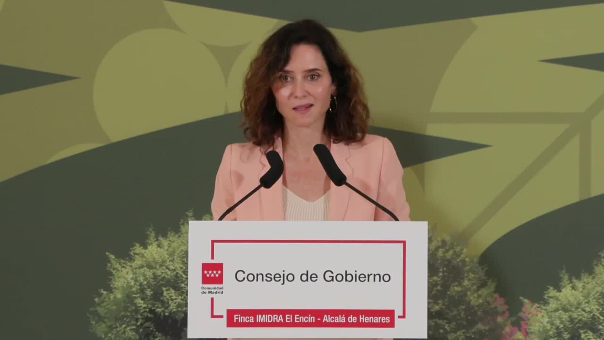 Ayuso exige dejar el "adoctrinamiento" fuera de aulas