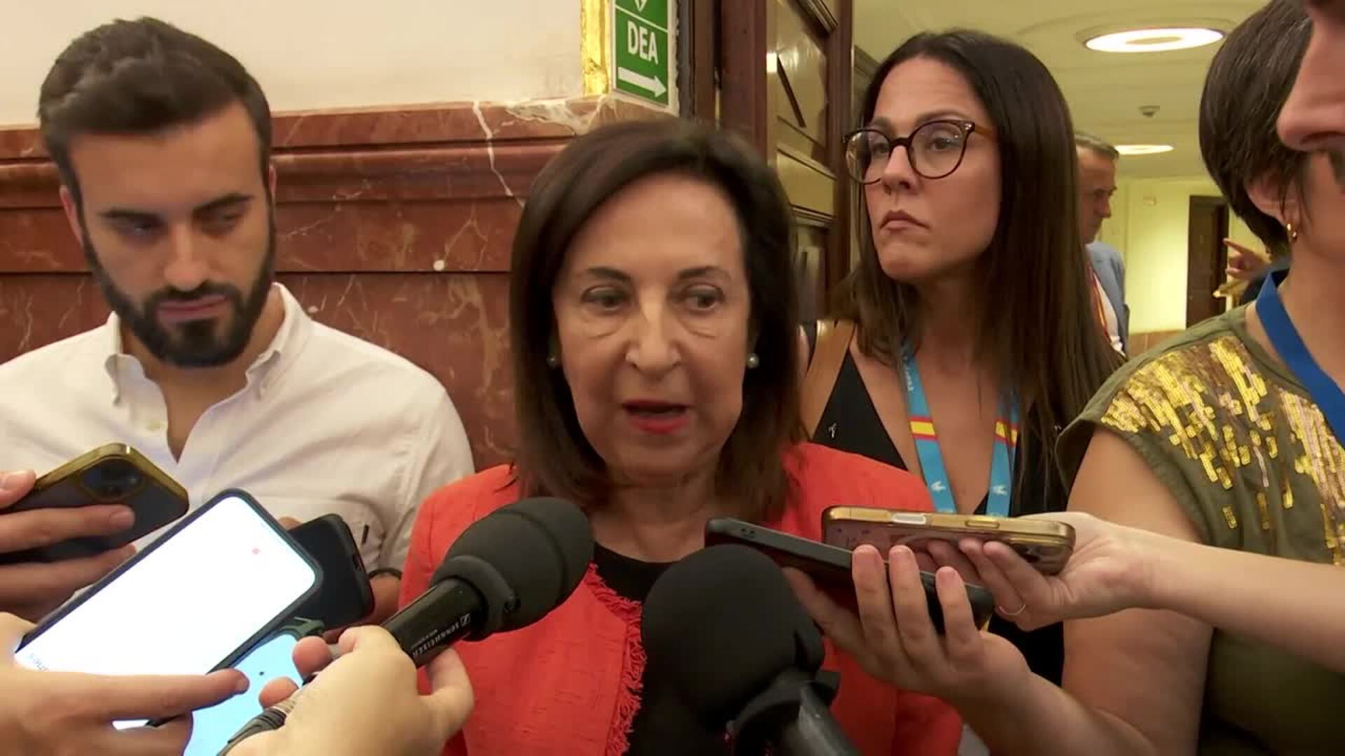 Robles niega haber puesto "objeciones" al embargo de armas
