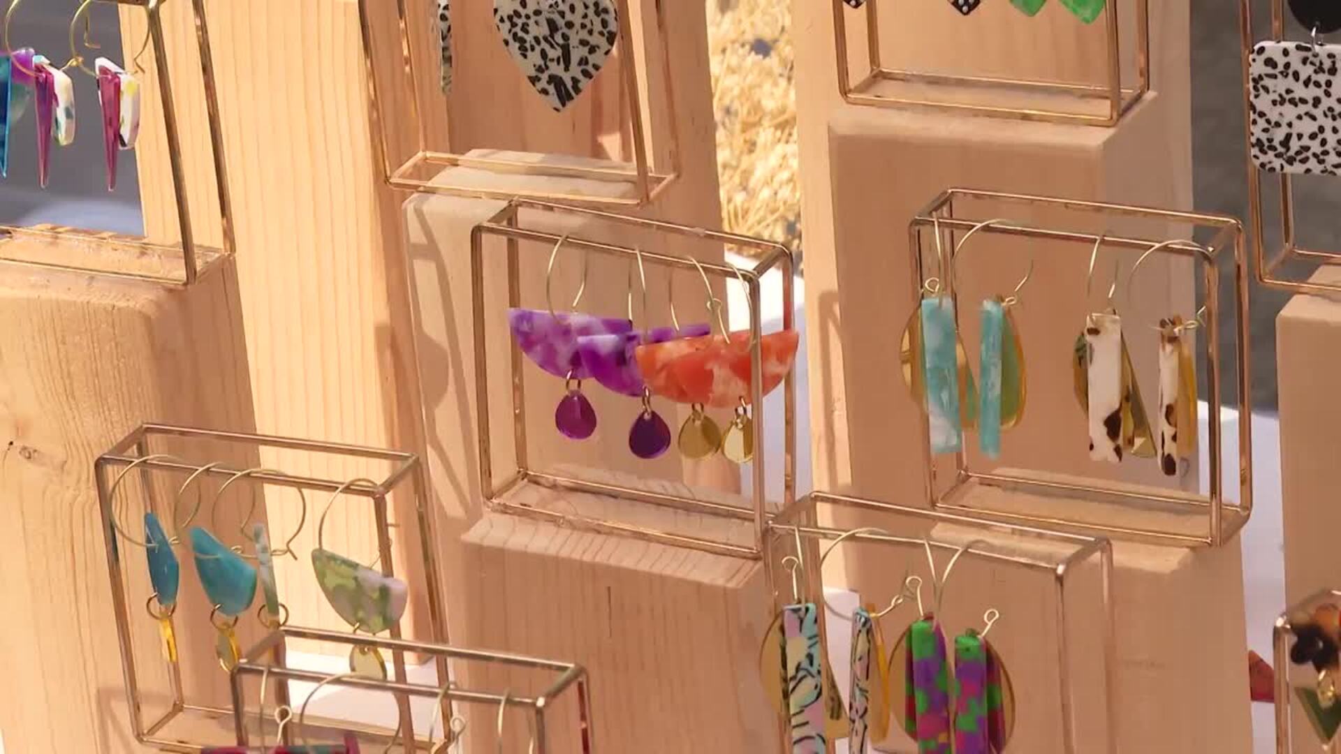 Madrileños y turistas disfrutan del Mercado de Las Ranas