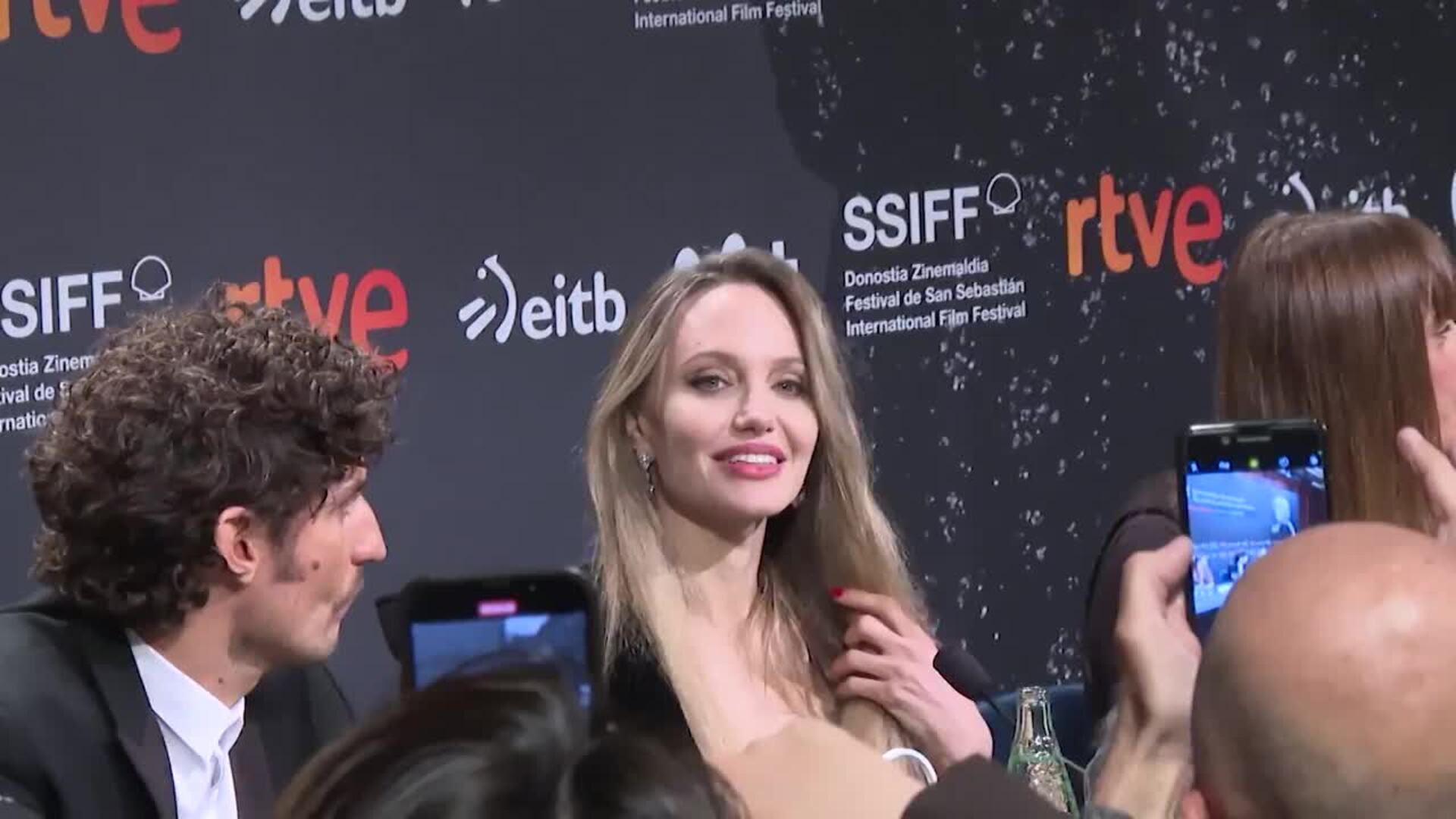 Angelina Jolie se emociona al recordar a su madre