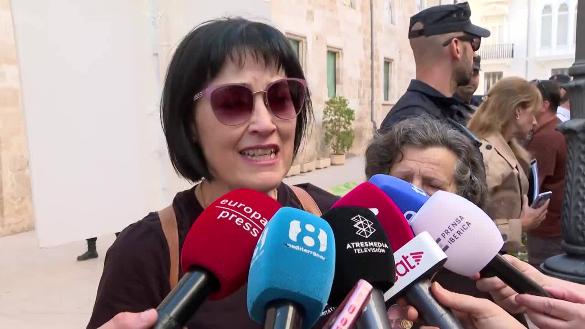 Víctimas de la dana piden la dimisión de Mazón a las puertas de Les Corts