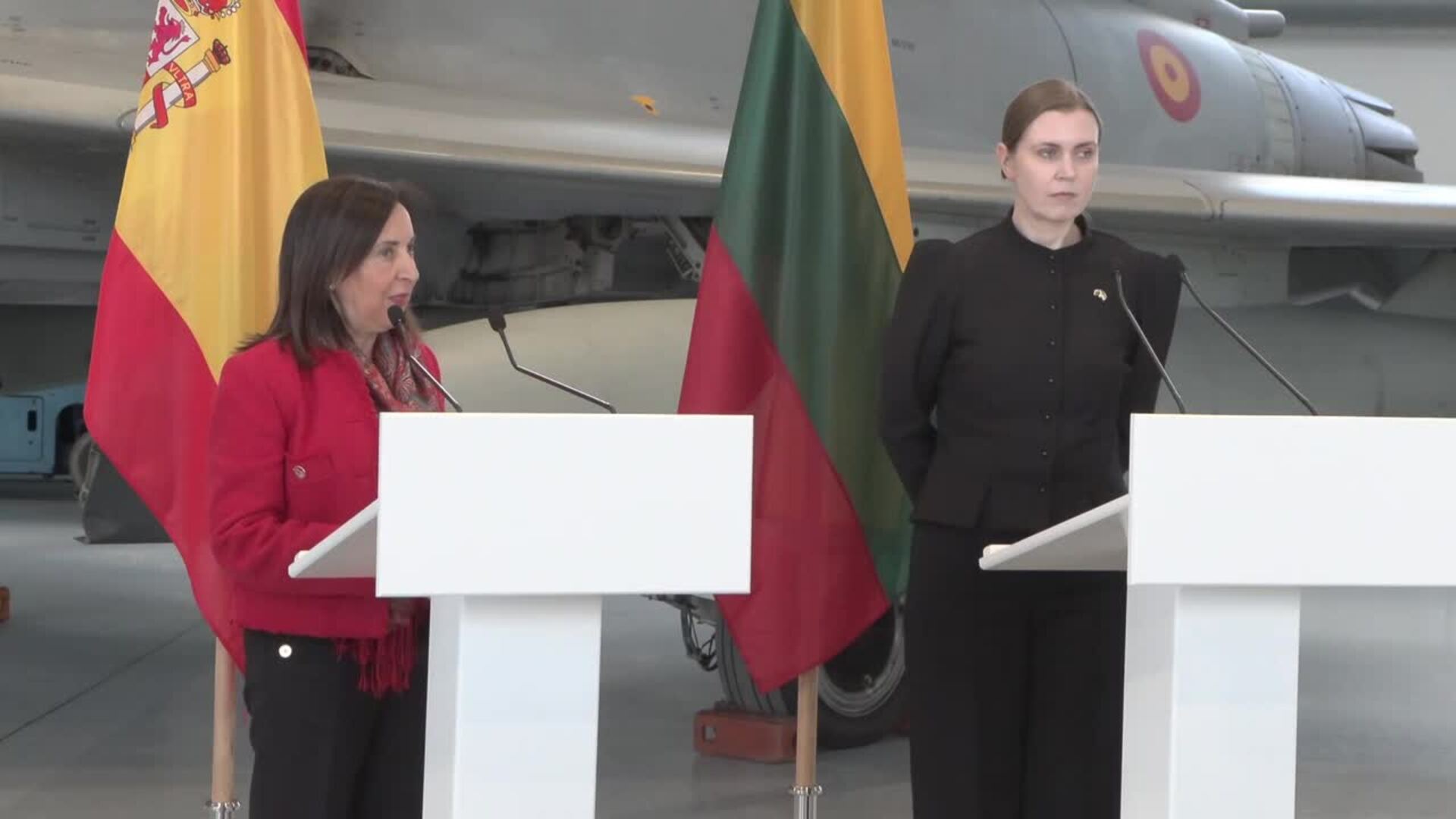Robles afirma que hay "una amenaza real" tras el intento de bloqueo del GPS de su avión