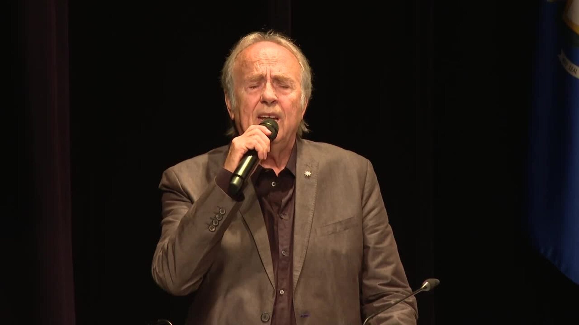 Serrat interpreta la canción ‘Padre’ en San Fernando (Cádiz)