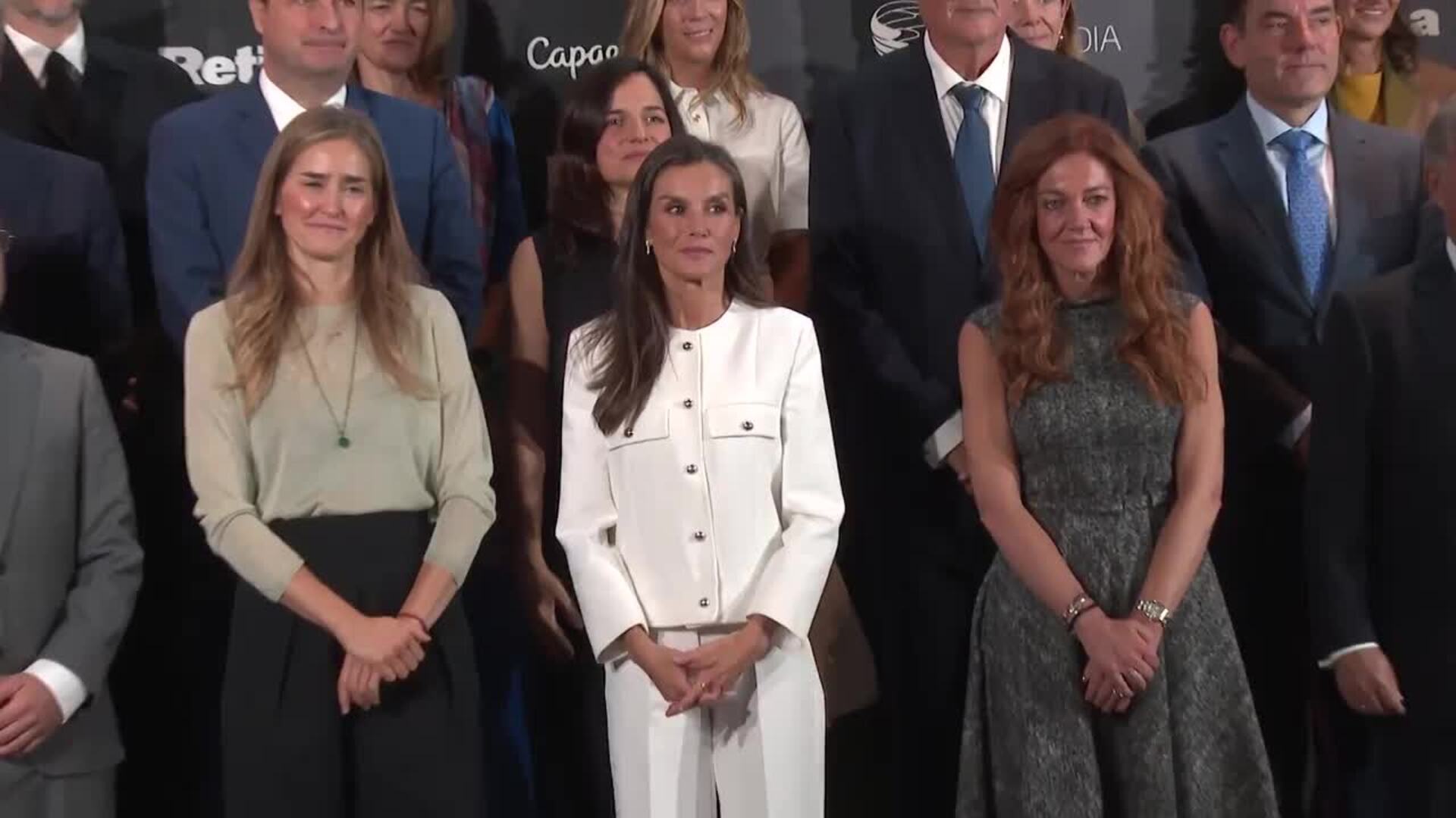 La Reina Letizia recurre al 'black & white' con un look de estreno repleto de flechazos