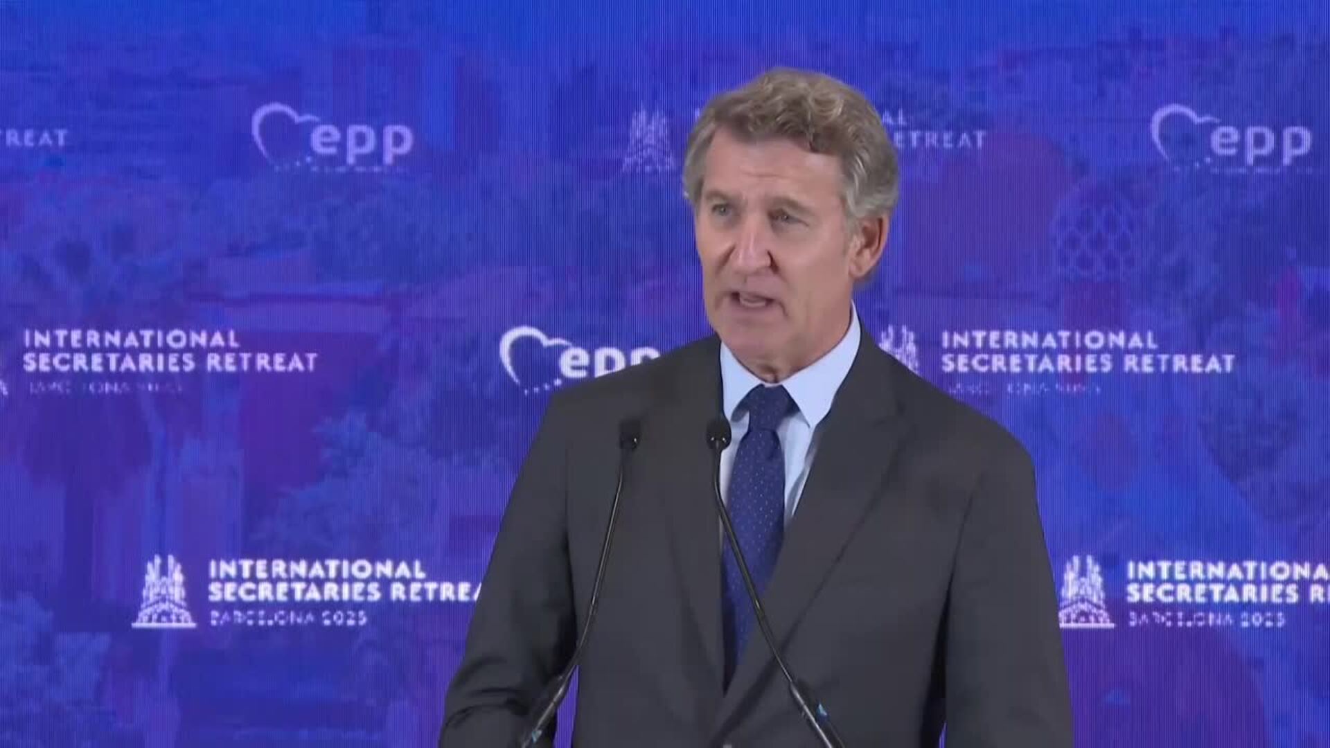 Feijóo defiende sus medidas en inmigración: Ni "puertas abiertas" ni "criminalizar a nadie"