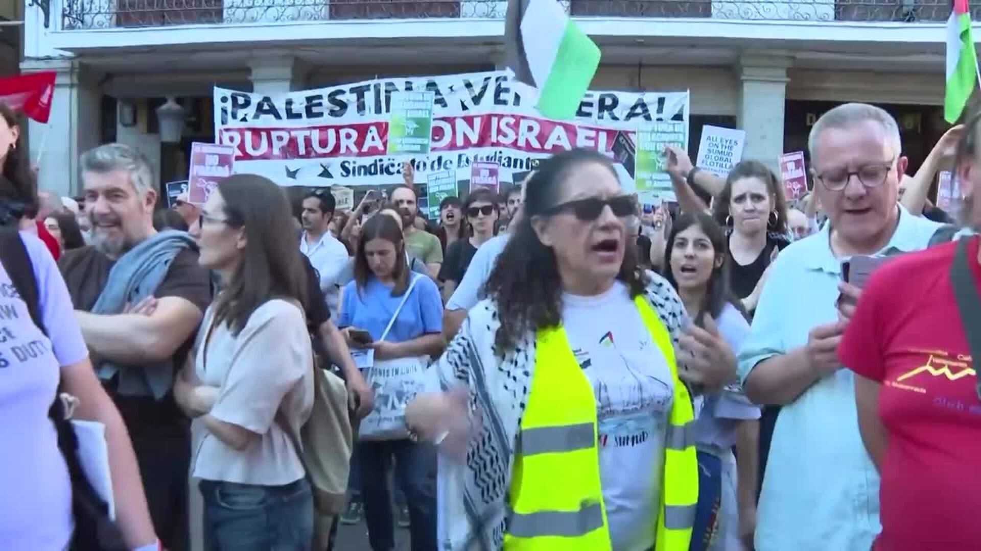 Miles de personas se reúnen en Exteriores para exigir "liberación" de miembros de la flotilla