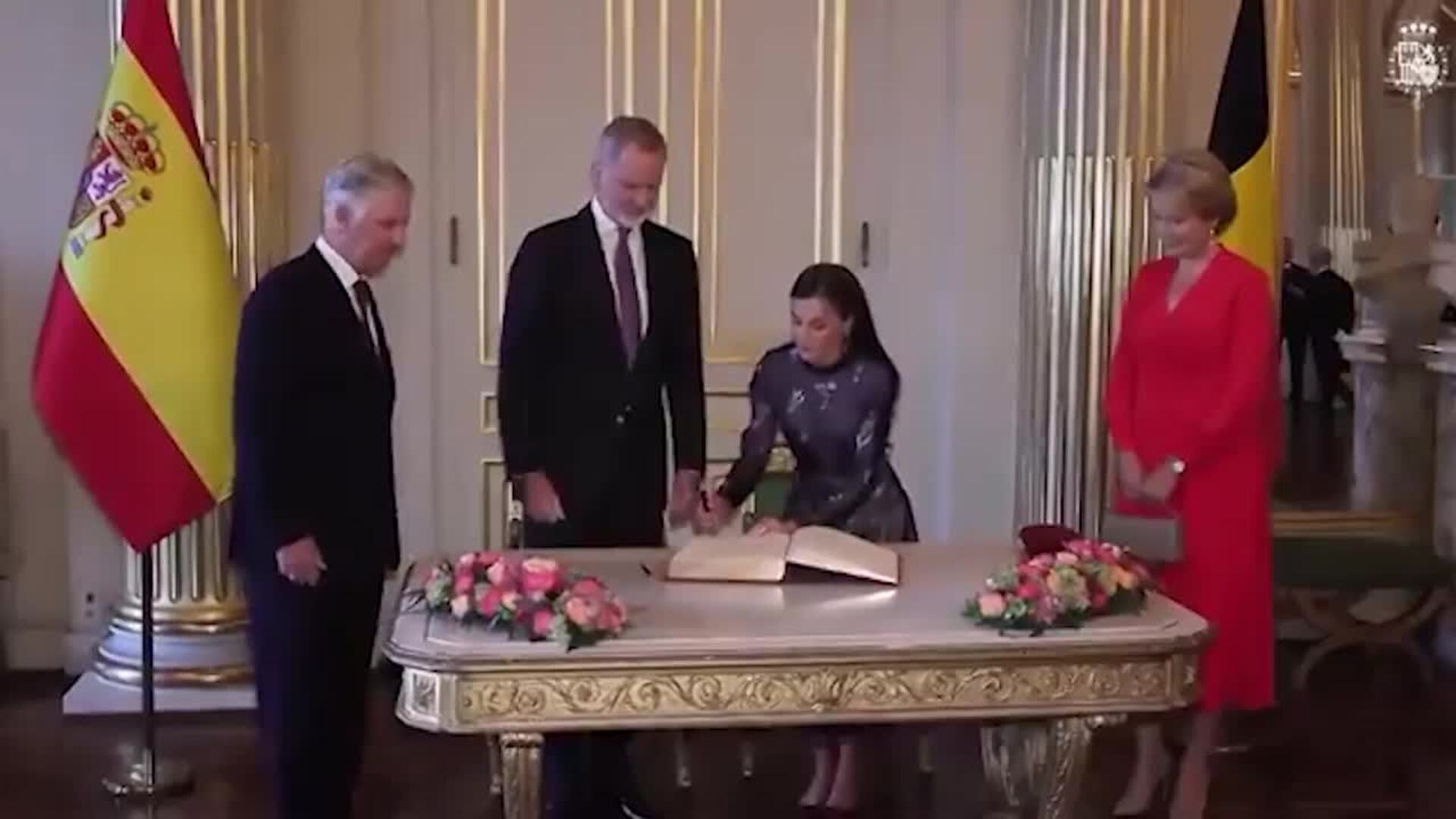 La Reina Letizia deslumbra con su icónico look de Armani en Bruselas