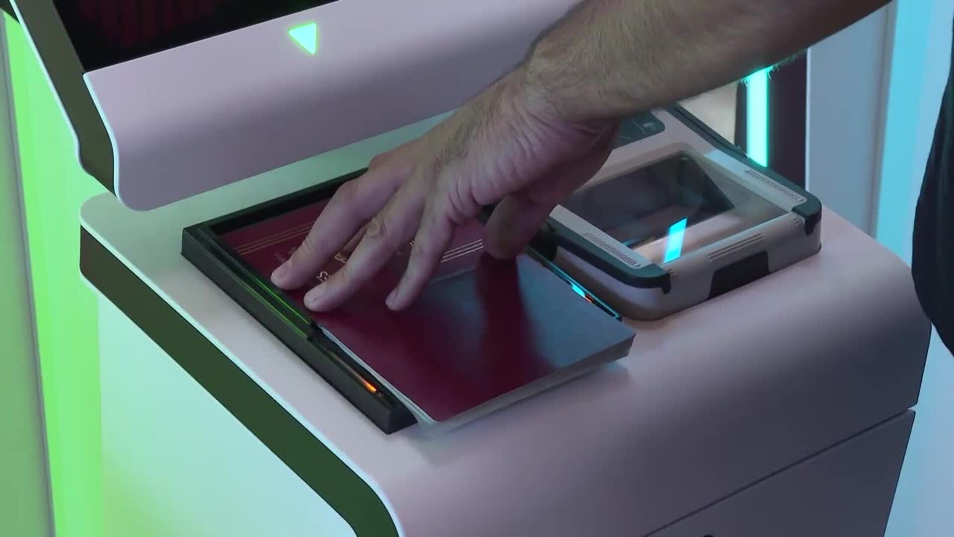 El nuevo control de fronteras para los no europeos llega a Barajas: Automático y en tiempo real