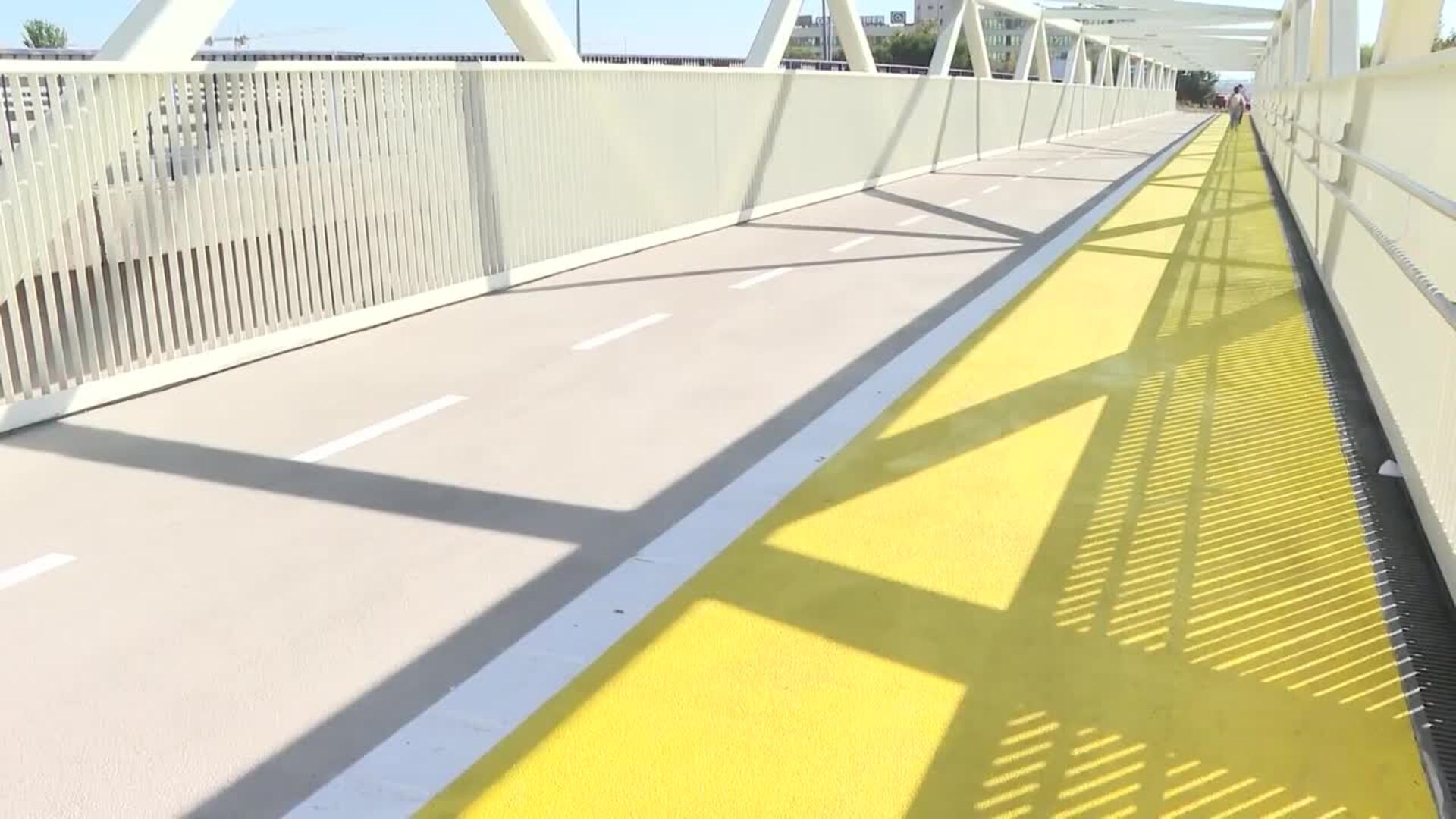 Abierta la pasarela que conecta los distritos de Puente y Villa de Vallecas