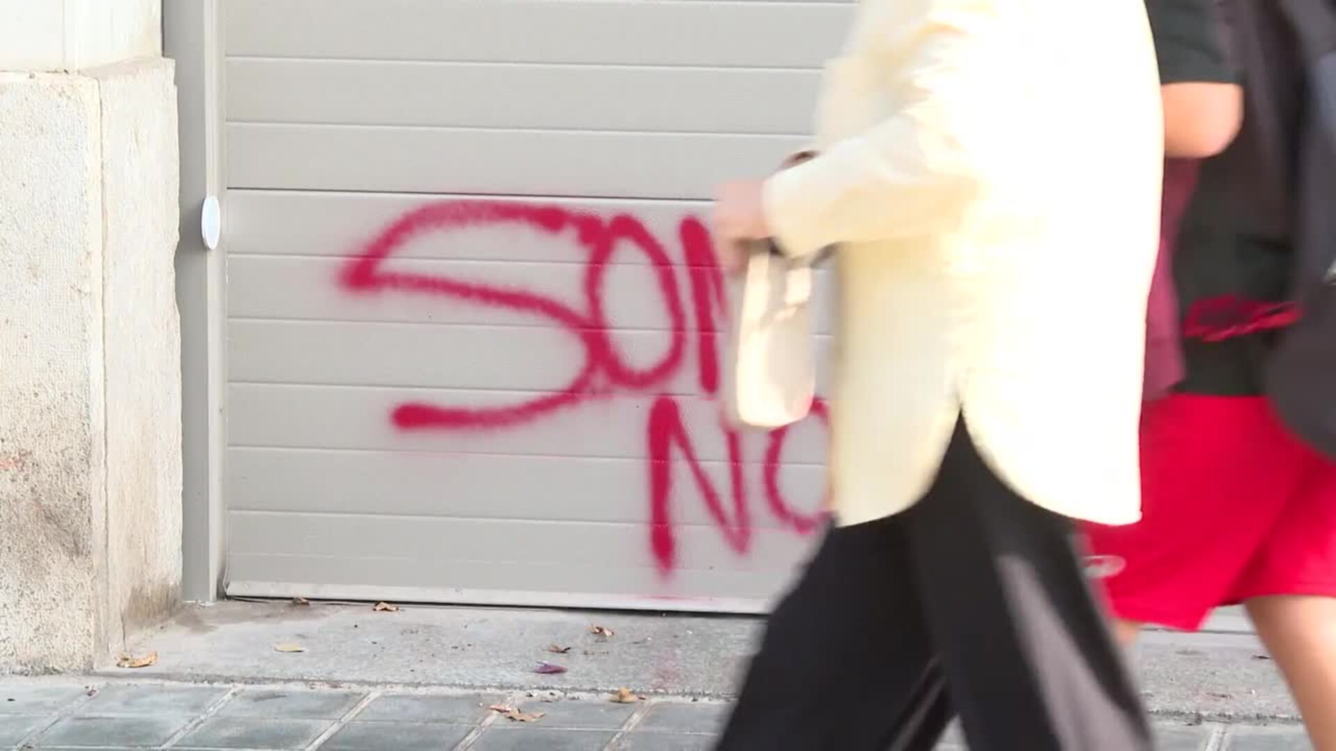 Nuevas pintadas en la puerta del garaje del domicilio de Ábalos en València