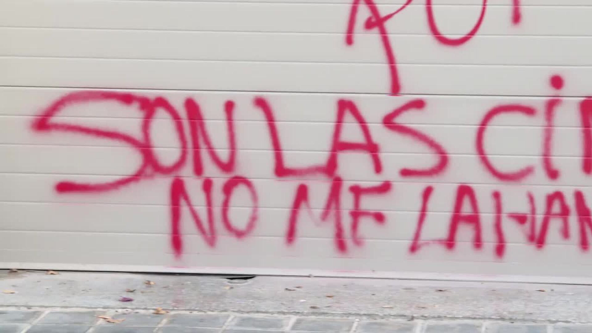 Nuevas pintadas en la puerta del garaje del domicilio de Ábalos en València