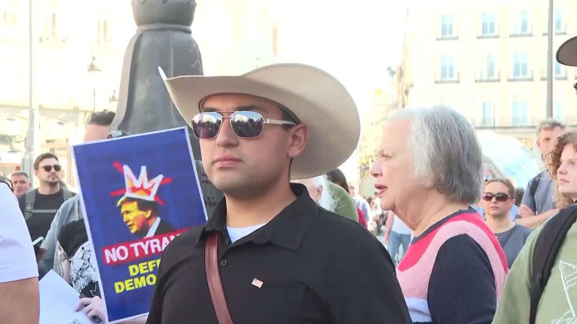 Una marcha en Madrid carga contra Trump: "Está matando la democracia poco a poco"