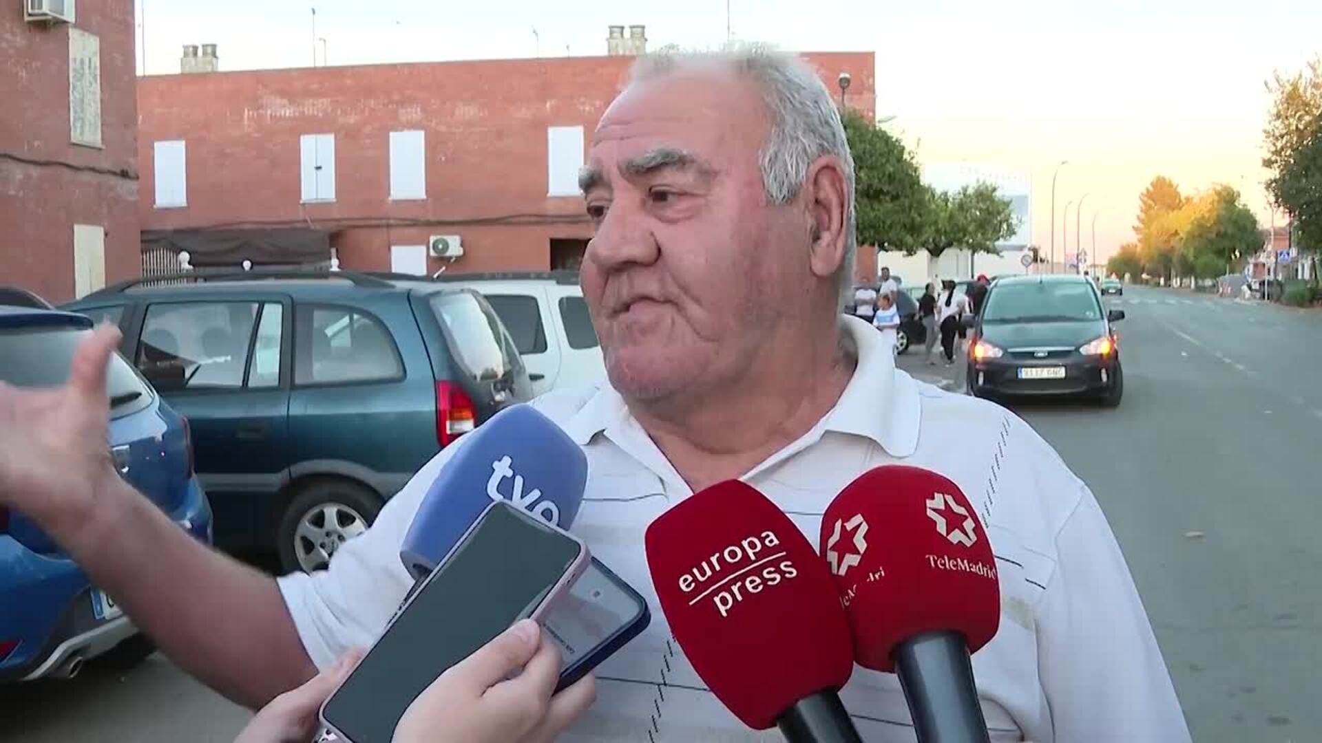 Vecino, sorprendido por el movimiento policial en Brenes (Sevilla)