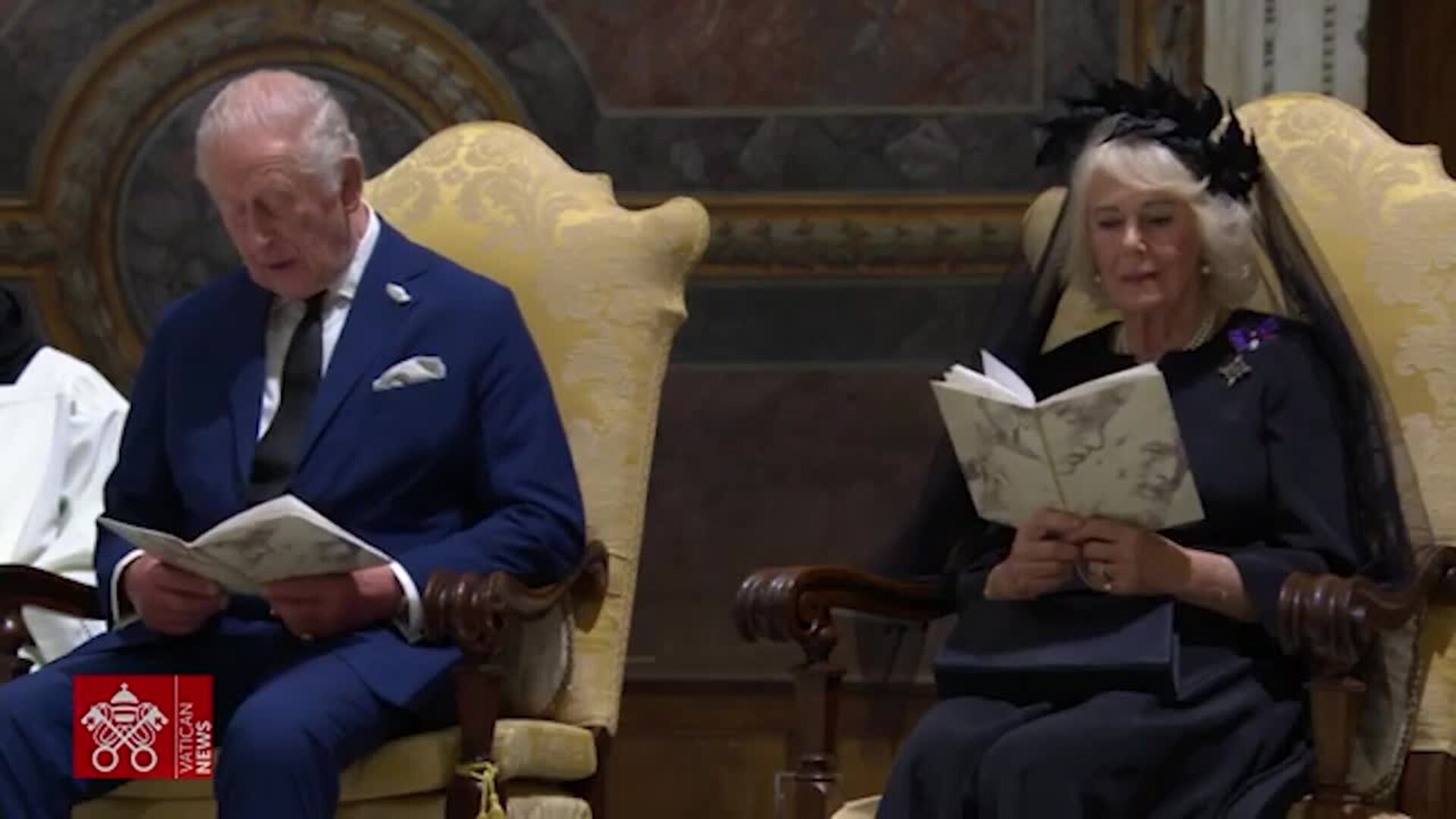 Carlos de Inglaterra primer monarca británico en rezar públicamente junto a un Papa en 500 años