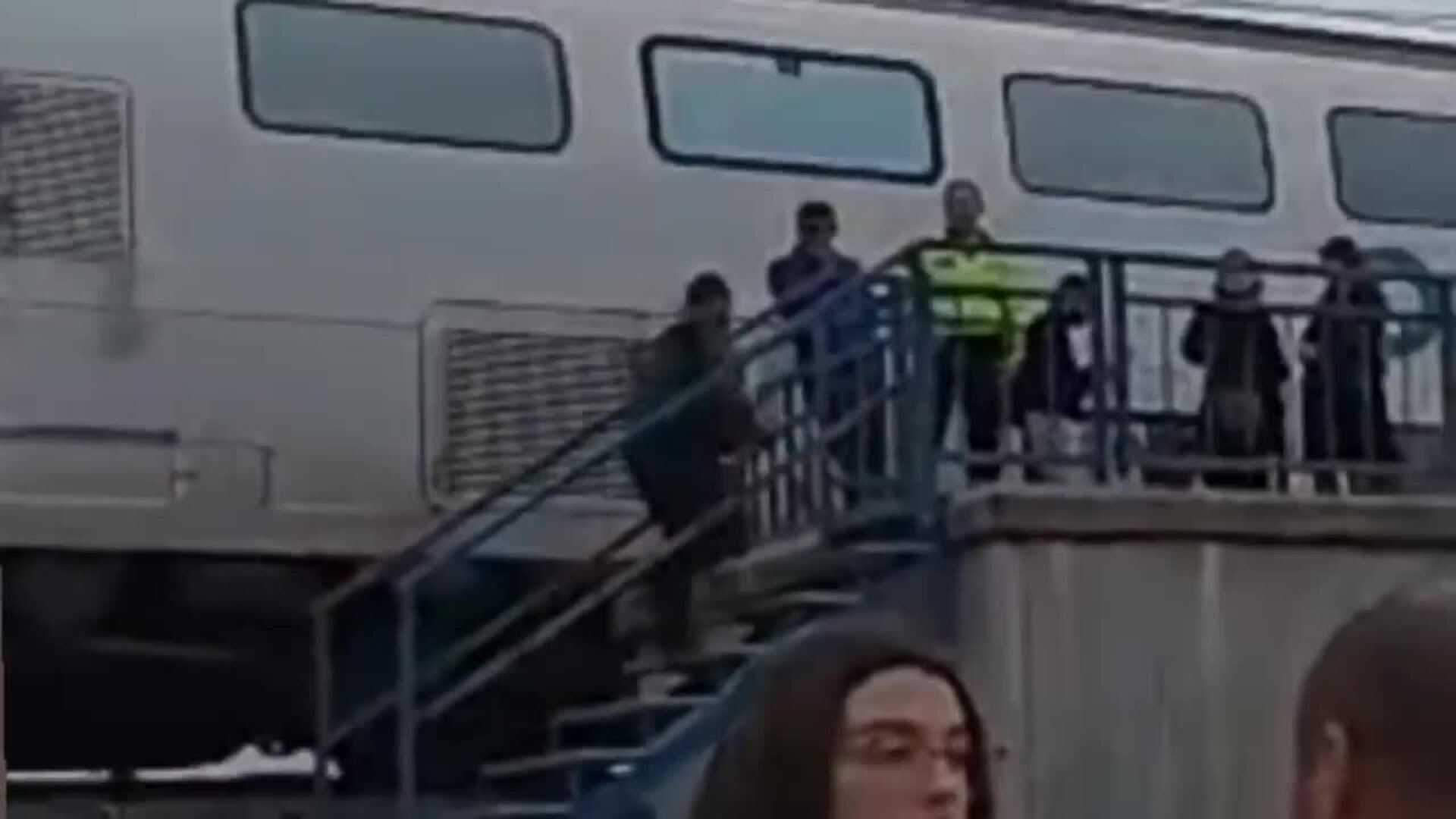 La Guardia Civil auxilia a cerca de un millar de pasajeros de tren en Ballobar (Huesca)