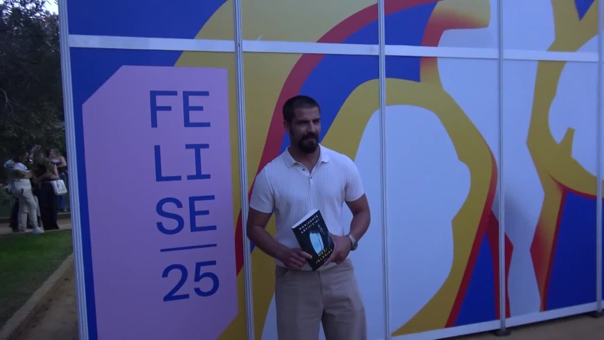 Maxi Iglesias responde a los rumores de romance con Susana Abaitua