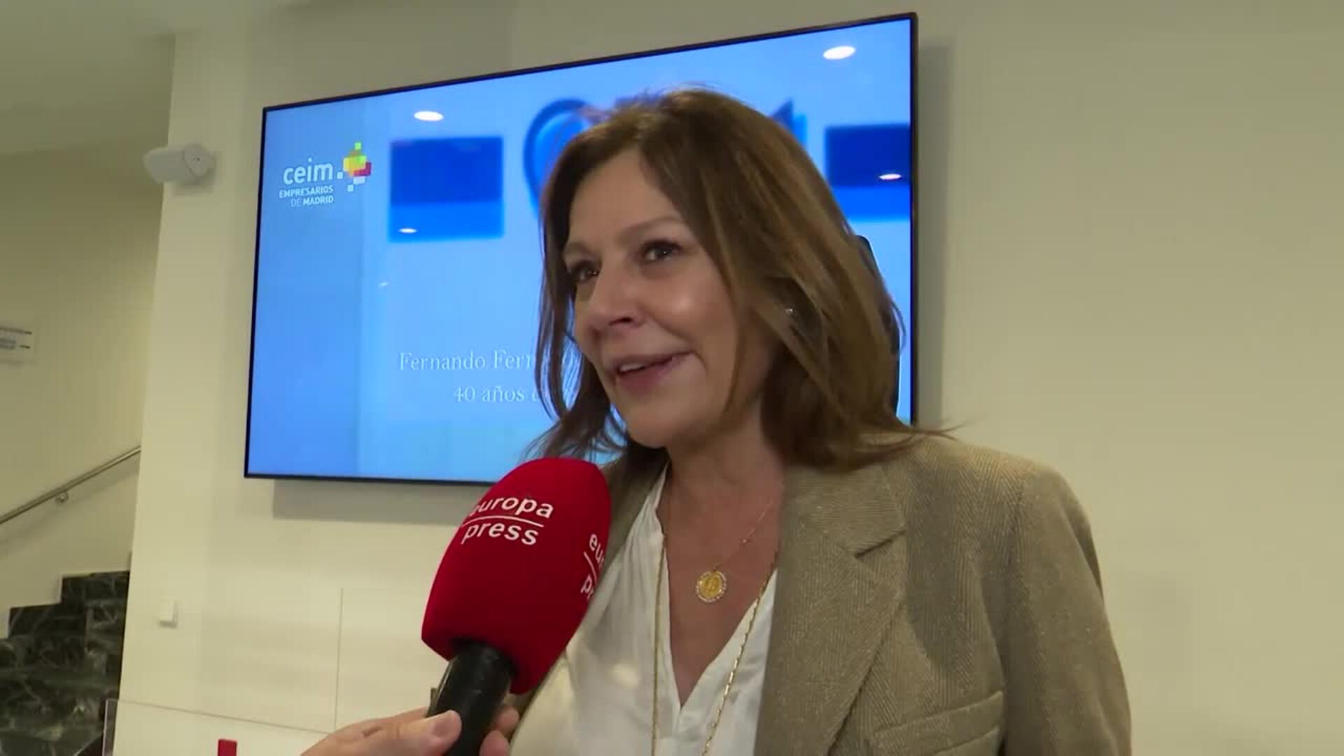 Nuria González y sus hijos se emocionan homenaje a Fernando Fernández Tapias