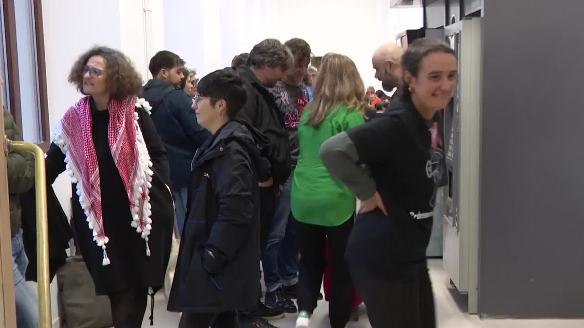 Docentes en huelga se encierran en el IES Valle Inclán de Pontevedra