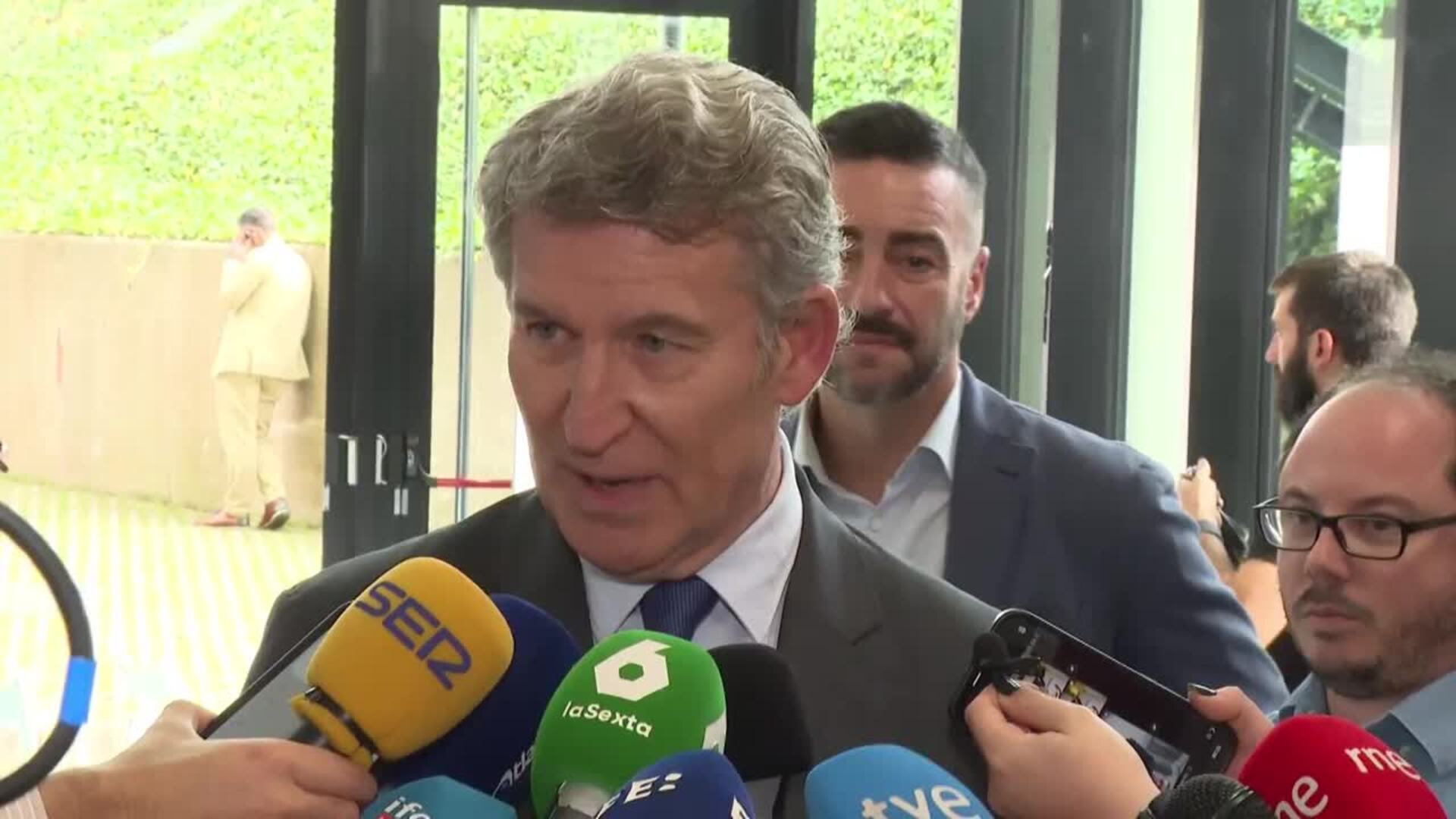 Feijóo dice a Vox que sería "una irresponsabilidad" ir a elecciones en la Comunidad Valenciana