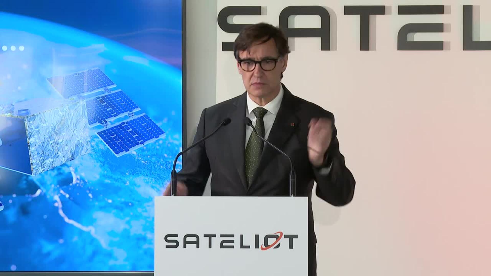Illa pide "perder la timidez" en desarrollo tecnológico