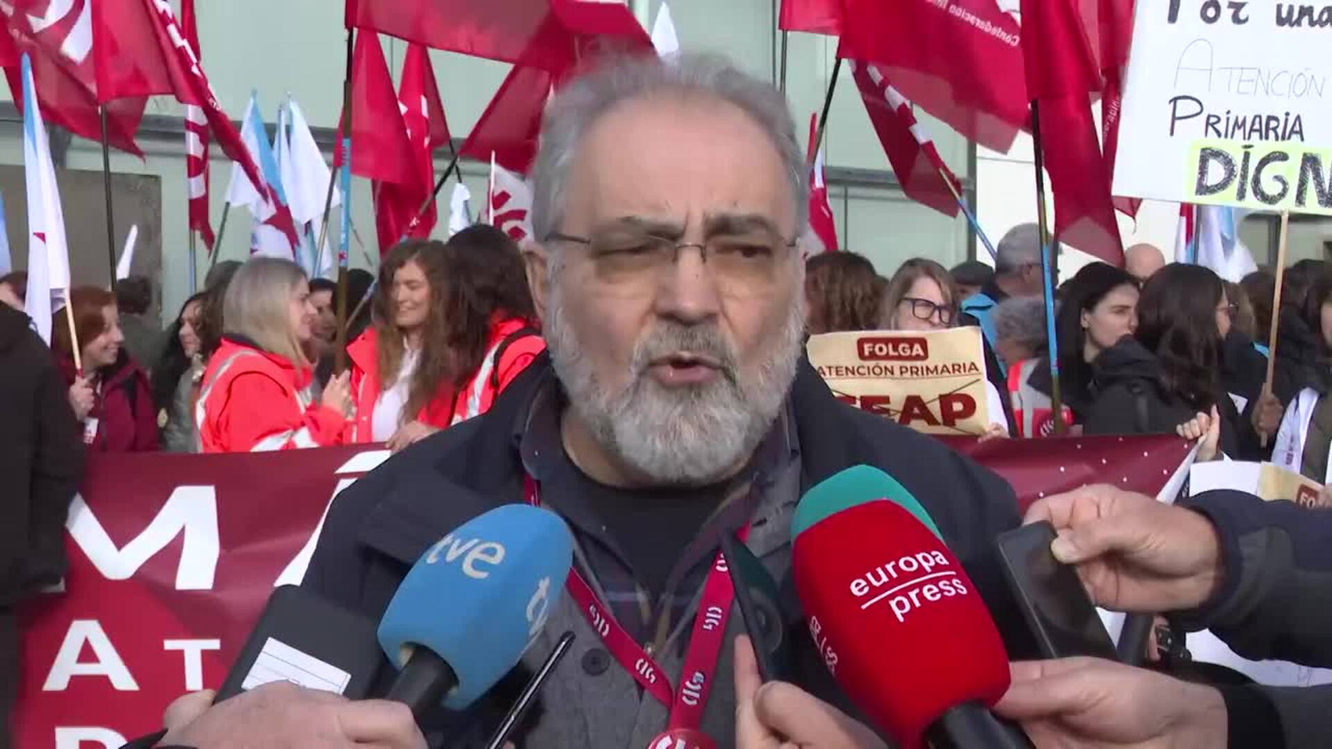 La huelga en Primaria arranca con una concentración de más de 200 personas frente a Sanidade