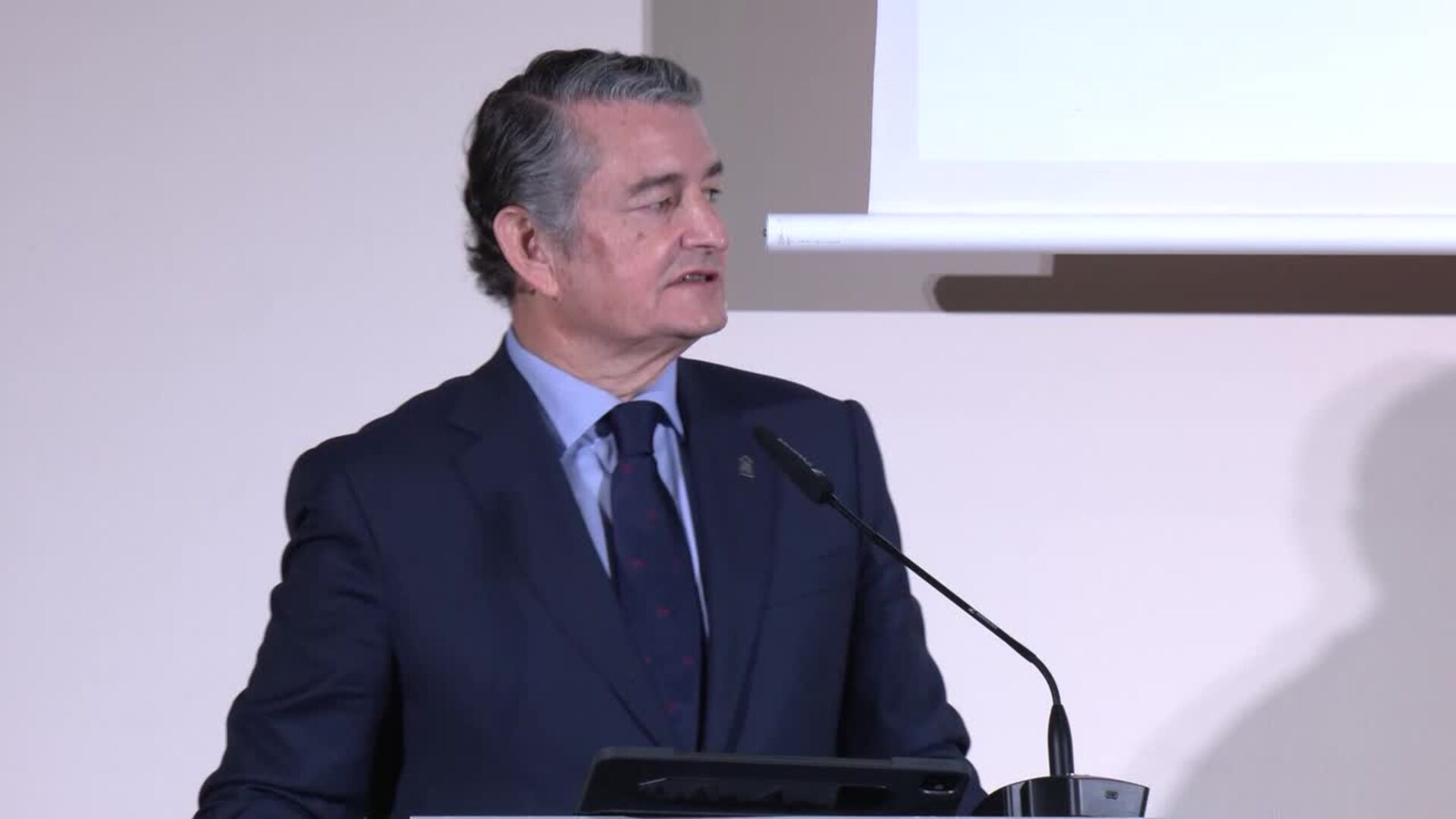 Sanz destaca que de crisis de cribados ha aprendido "humildad" y señala que "no vale todo"